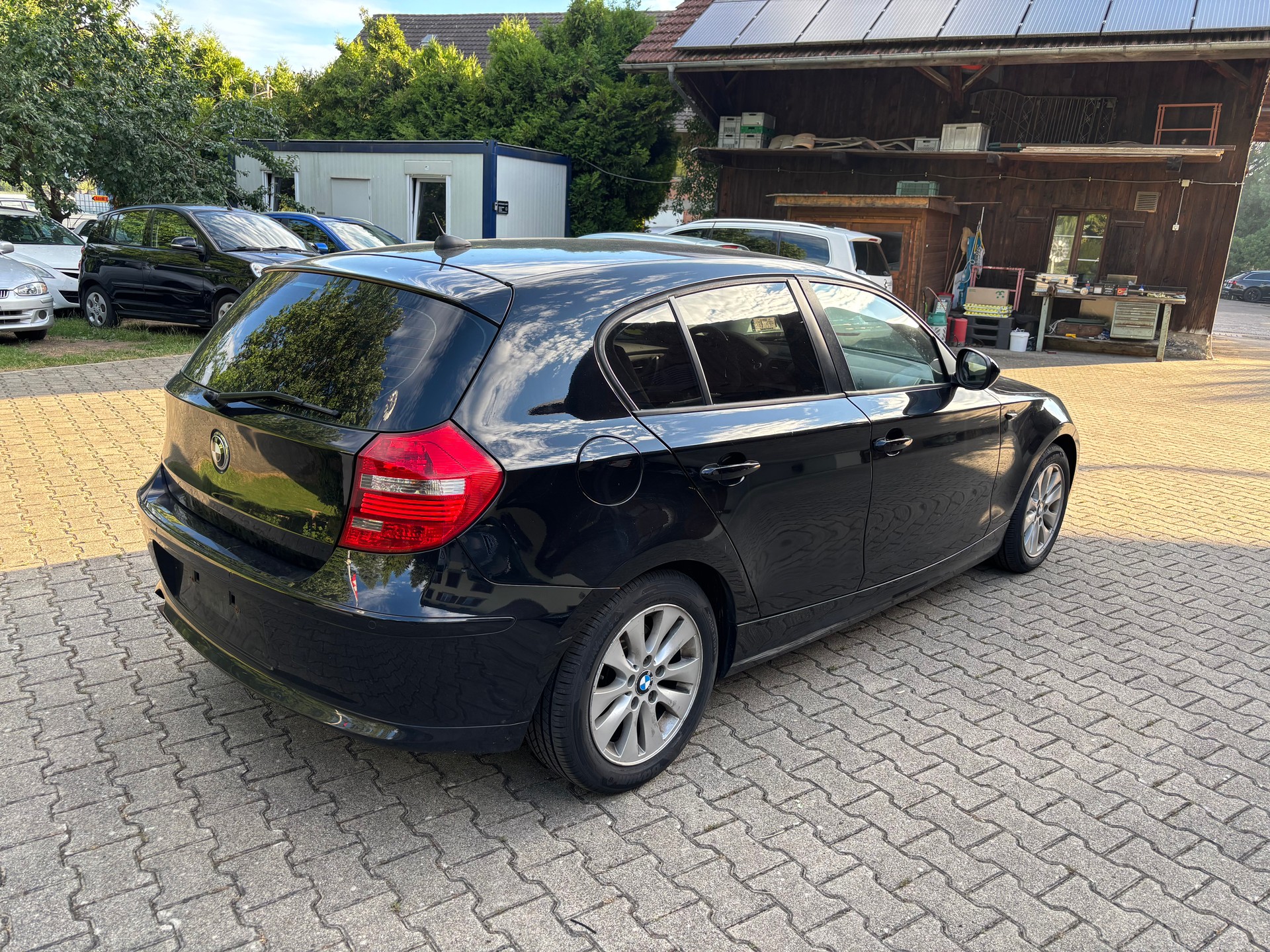 BMW 118i Dynamic Edition Steptronic-image-2