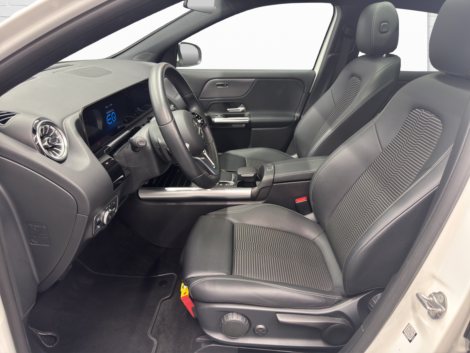 MERCEDES-BENZ EQA 300 Swiss Star 4Matic-image-6