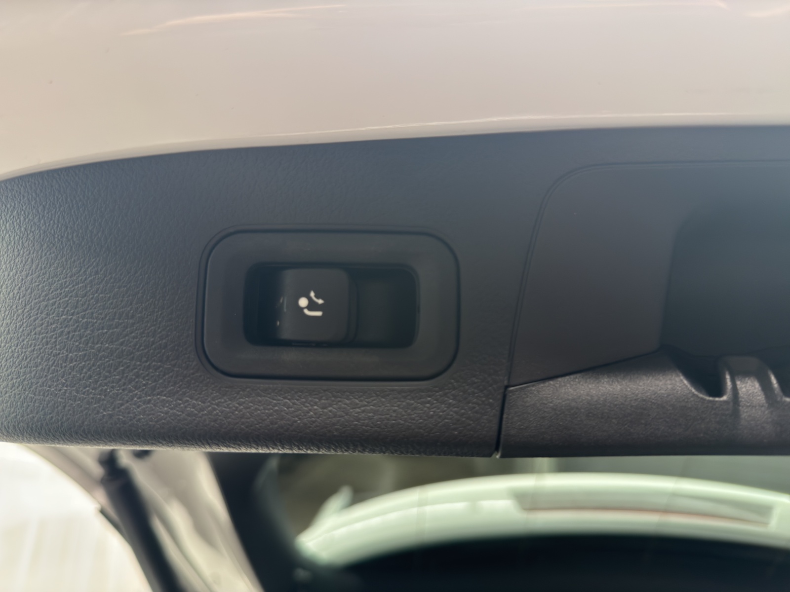 MERCEDES-BENZ EQA 300 Swiss Star 4Matic-image-12