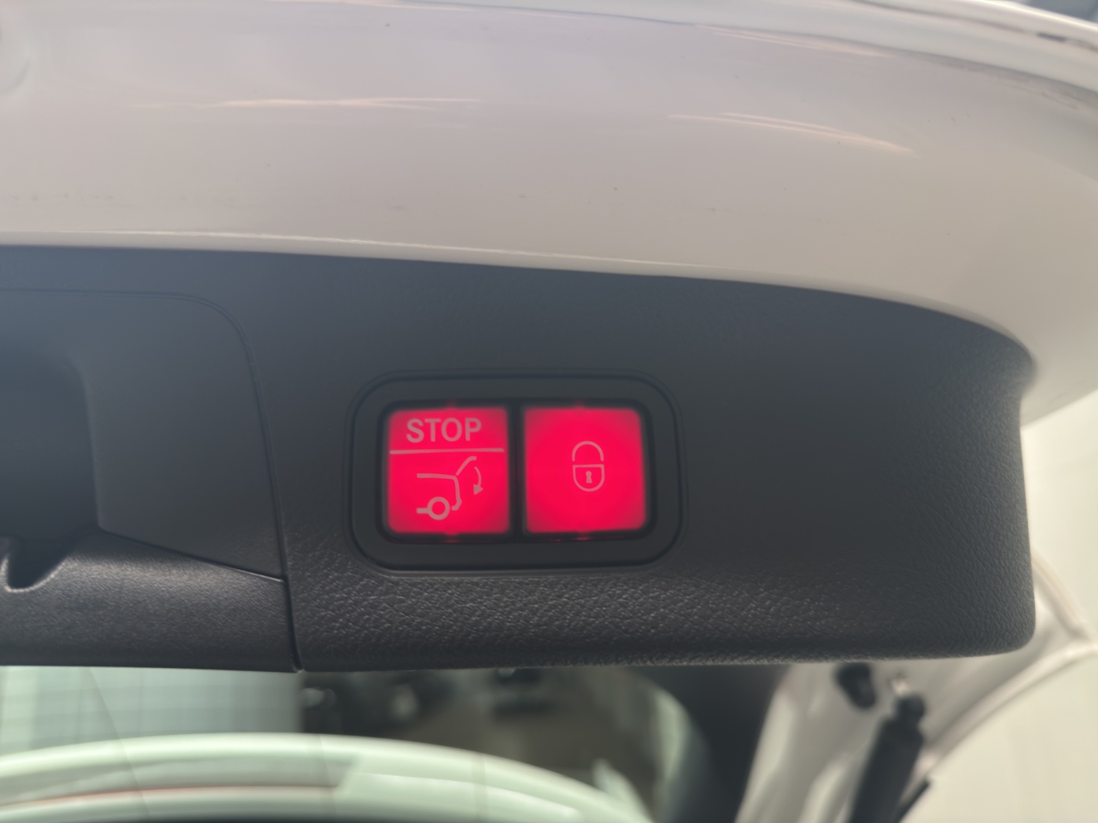 MERCEDES-BENZ EQA 300 Swiss Star 4Matic-image-11