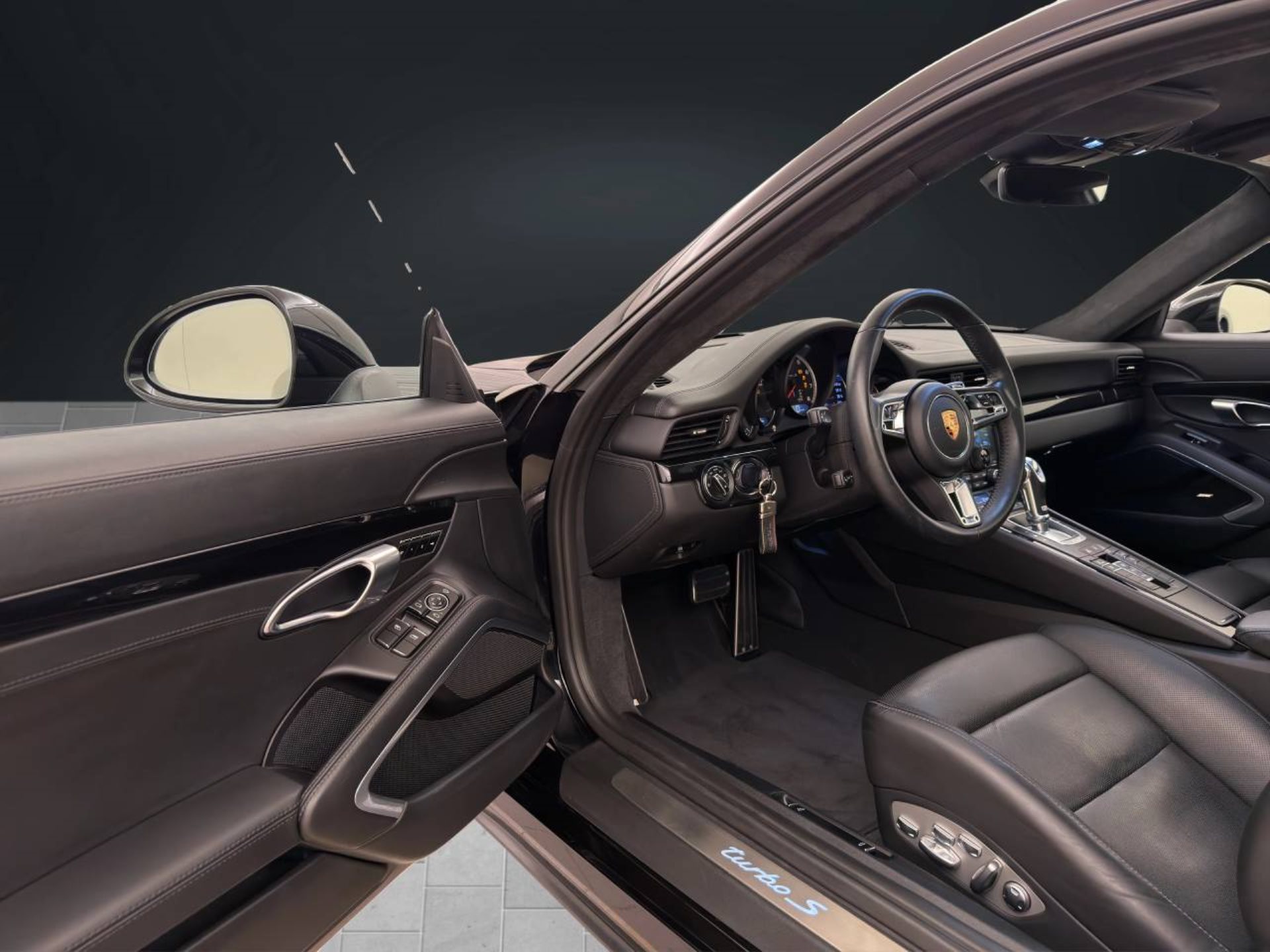 PORSCHE 911 Turbo S-image-3