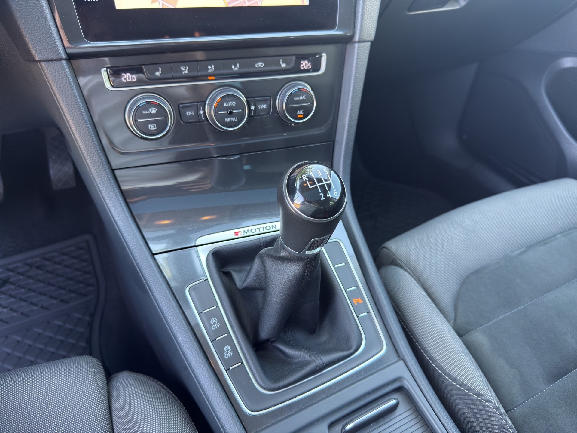 VW Golf 2.0 TDI Highline 4Motion R-LINE-image-12