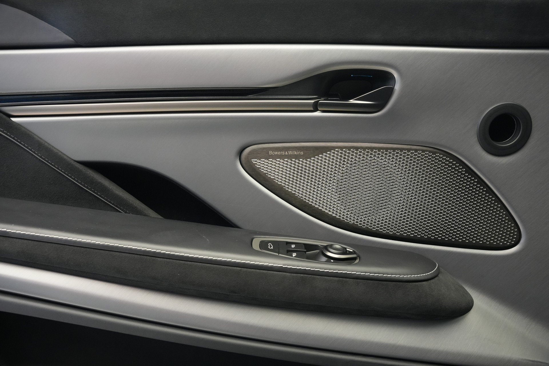 ASTON MARTIN Vanquish 5.2 V12 Bi-Turbo *Full Carbon* *Panorama* *Titanauspuff*-image-25