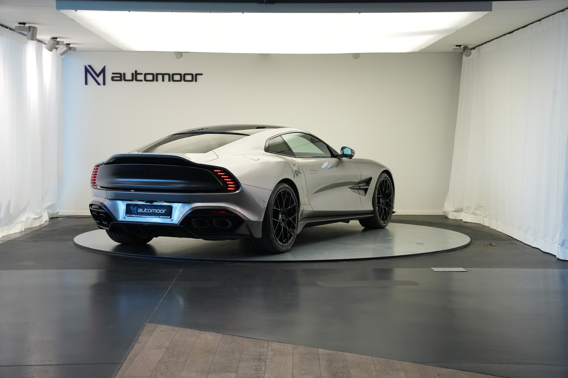 ASTON MARTIN Vanquish 5.2 V12 Bi-Turbo *Full Carbon* *Panorama* *Titanauspuff*-image-4