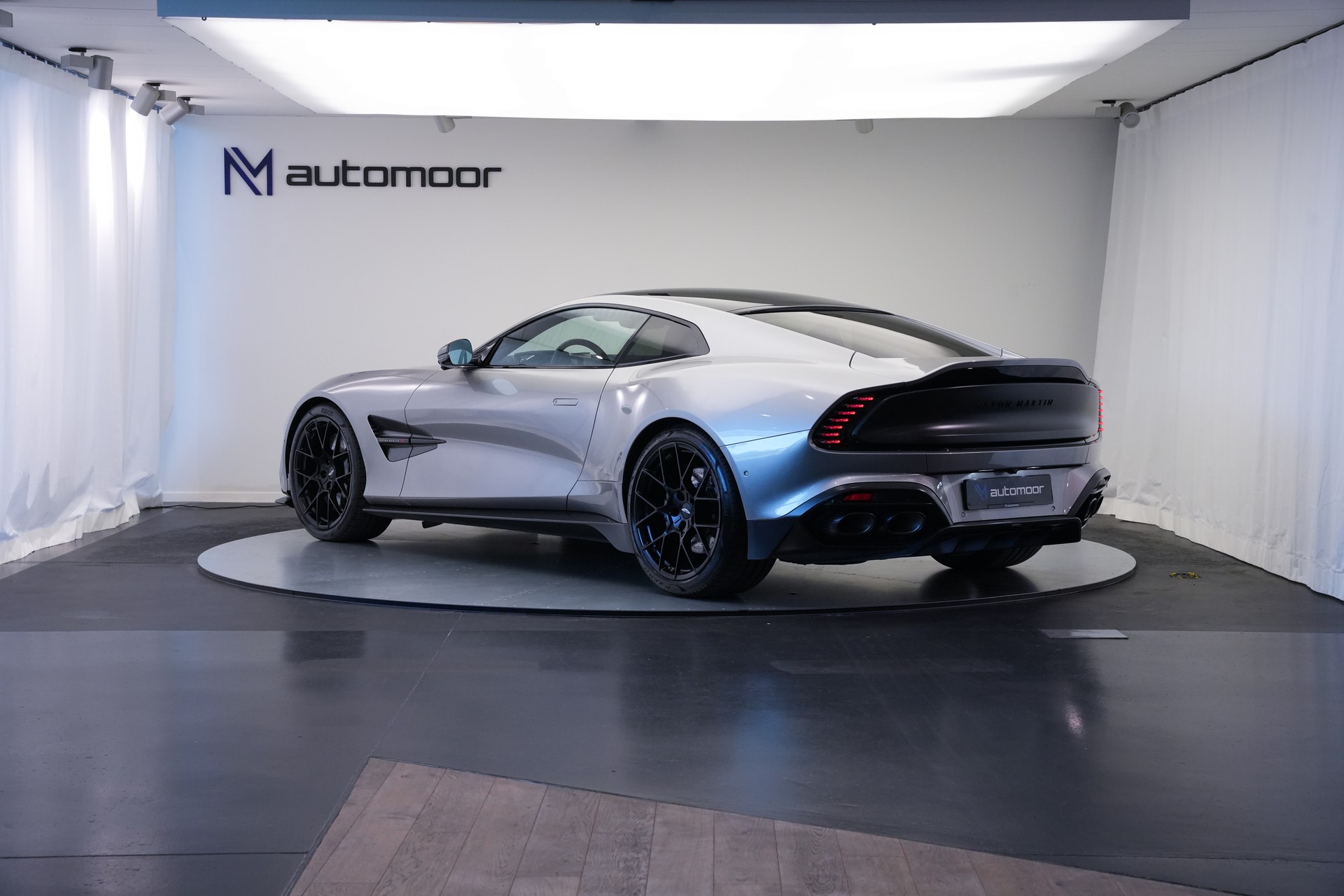 ASTON MARTIN Vanquish 5.2 V12 Bi-Turbo *Full Carbon* *Panorama* *Titanauspuff*-image-6