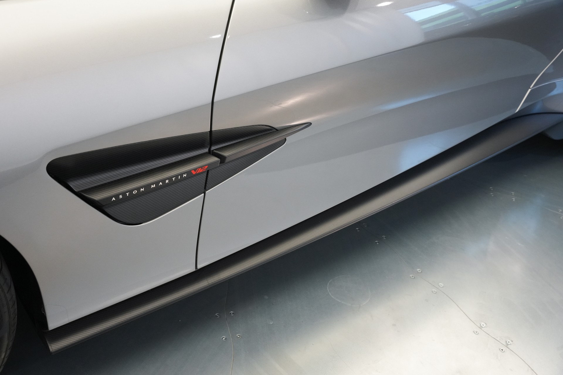 ASTON MARTIN Vanquish 5.2 V12 Bi-Turbo *Full Carbon* *Panorama* *Titanauspuff*-image-47