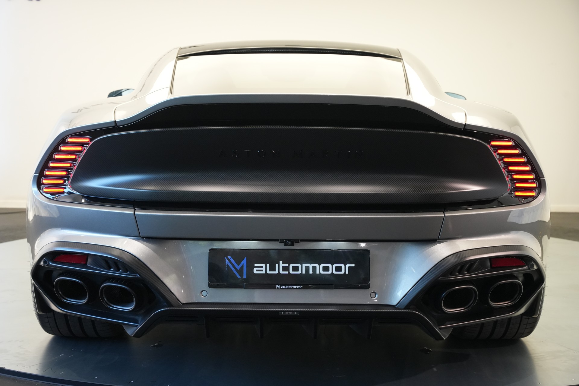 ASTON MARTIN Vanquish 5.2 V12 Bi-Turbo *Full Carbon* *Panorama* *Titanauspuff*-image-39