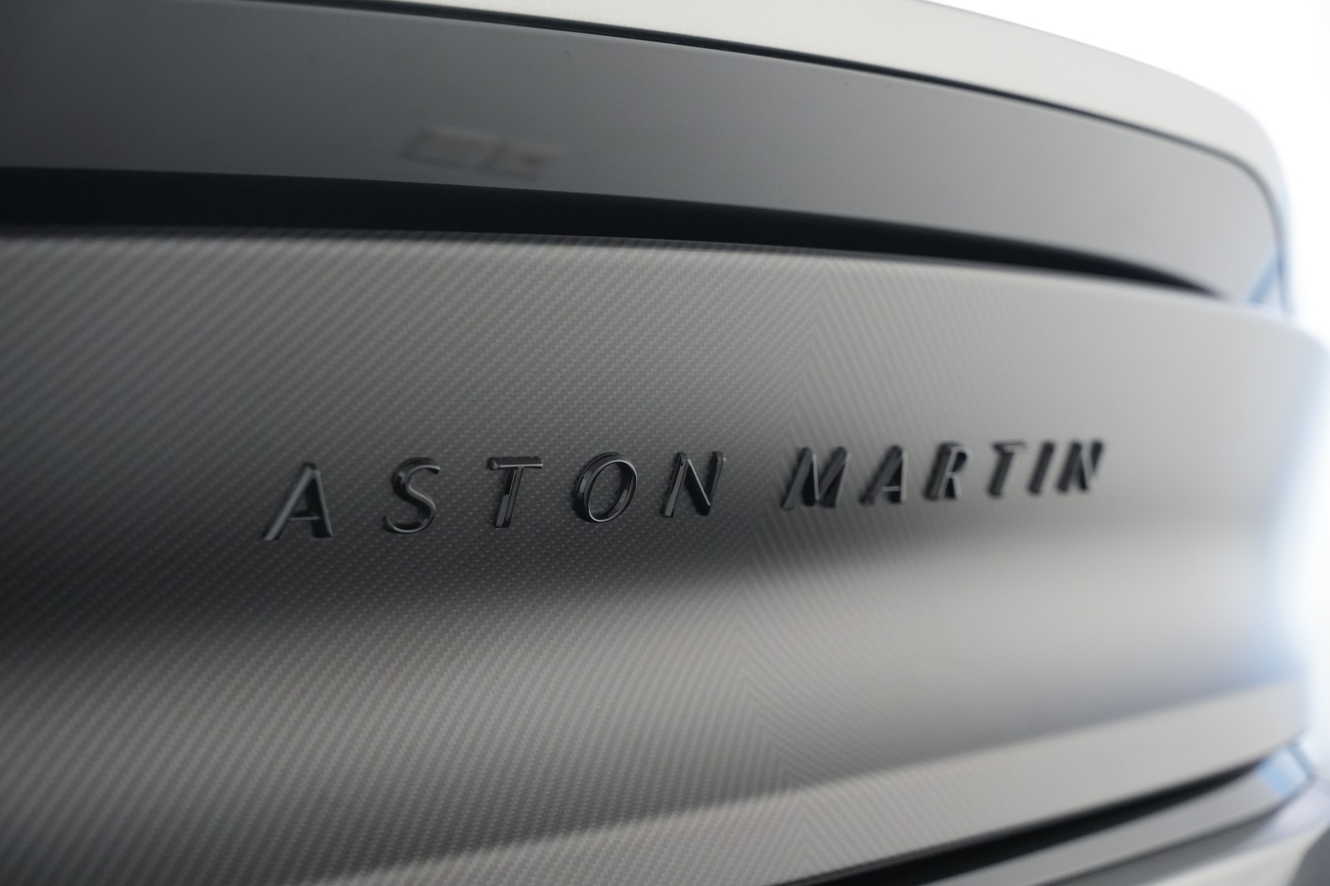 ASTON MARTIN Vanquish 5.2 V12 Bi-Turbo *Full Carbon* *Panorama* *Titanauspuff*-image-12