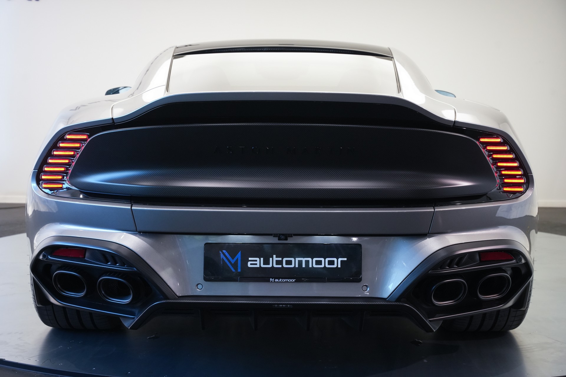 ASTON MARTIN Vanquish 5.2 V12 Bi-Turbo *Full Carbon* *Panorama* *Titanauspuff*-image-39
