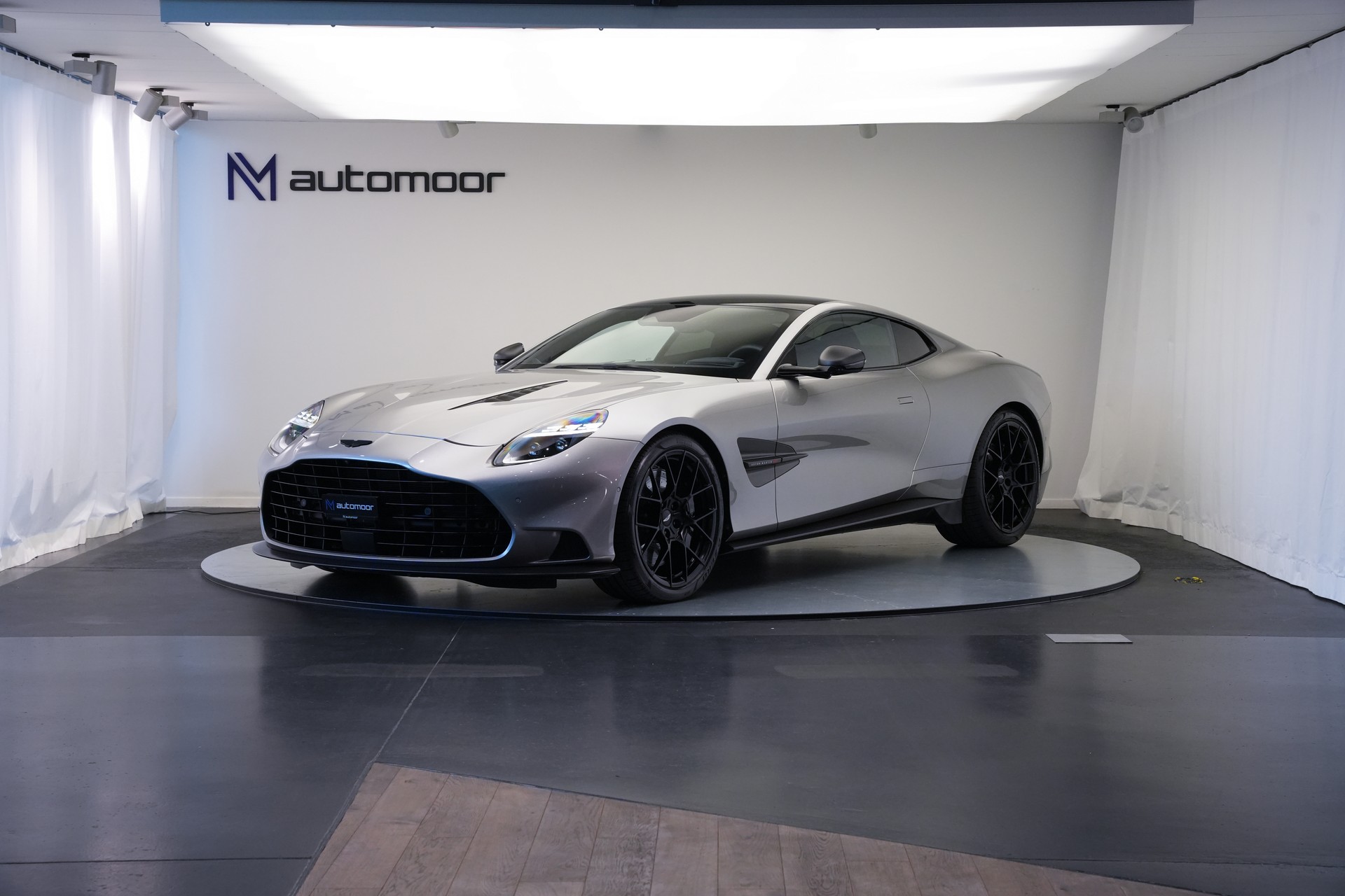 ASTON MARTIN Vanquish 5.2 V12 Bi-Turbo *Full Carbon* *Panorama* *Titanauspuff*-image-0