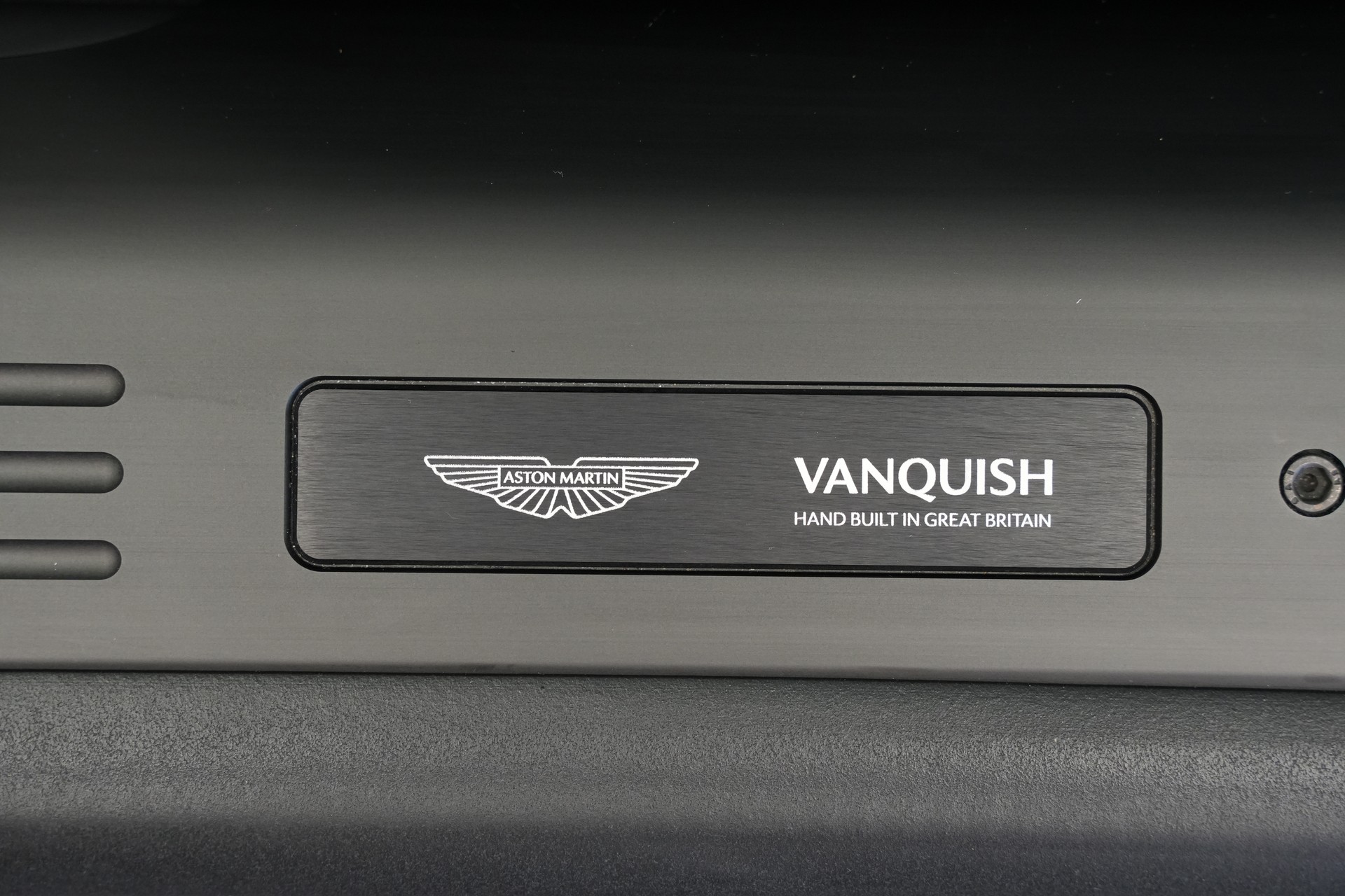ASTON MARTIN Vanquish 5.2 V12 Bi-Turbo *Full Carbon* *Panorama* *Titanauspuff*-image-27
