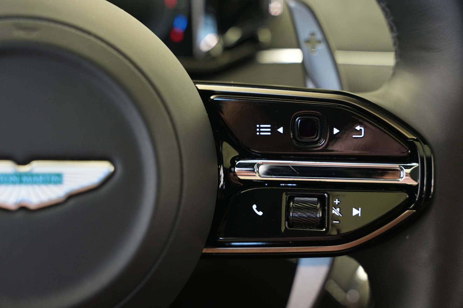 ASTON MARTIN Vanquish 5.2 V12 Bi-Turbo *Full Carbon* *Panorama* *Titanauspuff*-image-29