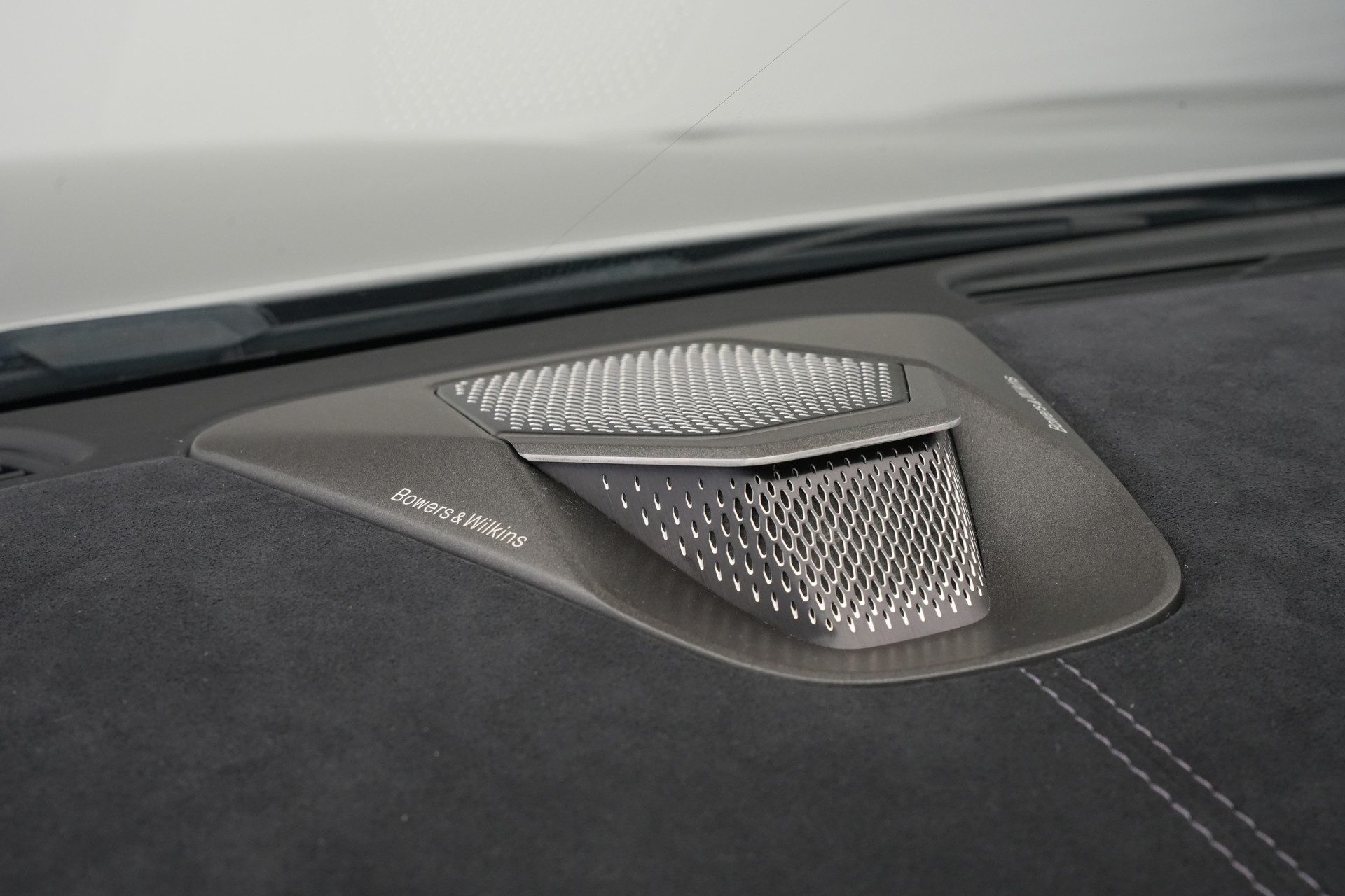 ASTON MARTIN Vanquish 5.2 V12 Bi-Turbo *Full Carbon* *Panorama* *Titanauspuff*-image-31