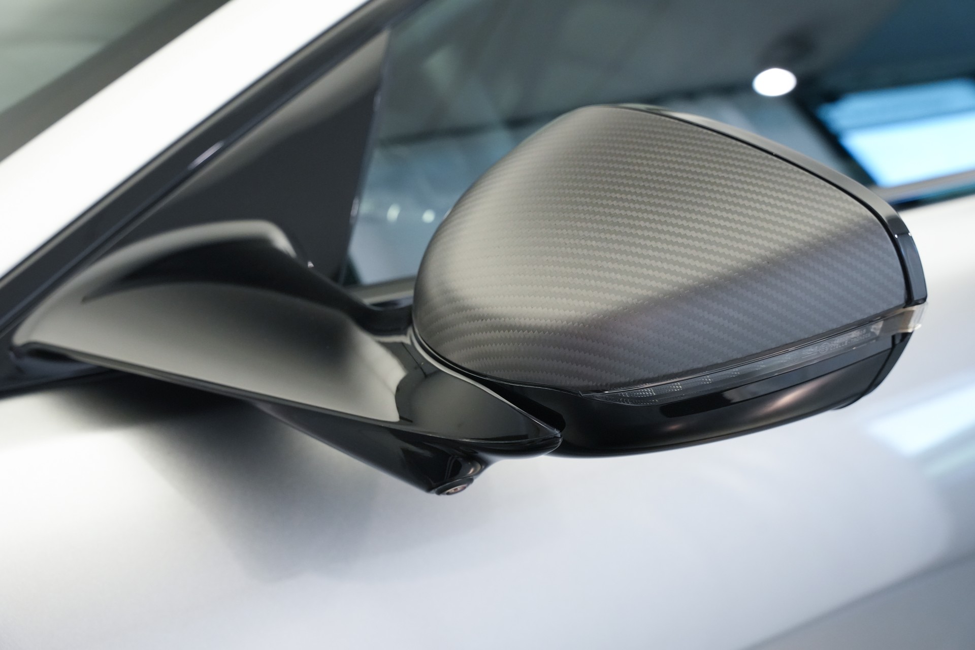 ASTON MARTIN Vanquish 5.2 V12 Bi-Turbo *Full Carbon* *Panorama* *Titanauspuff*-image-11