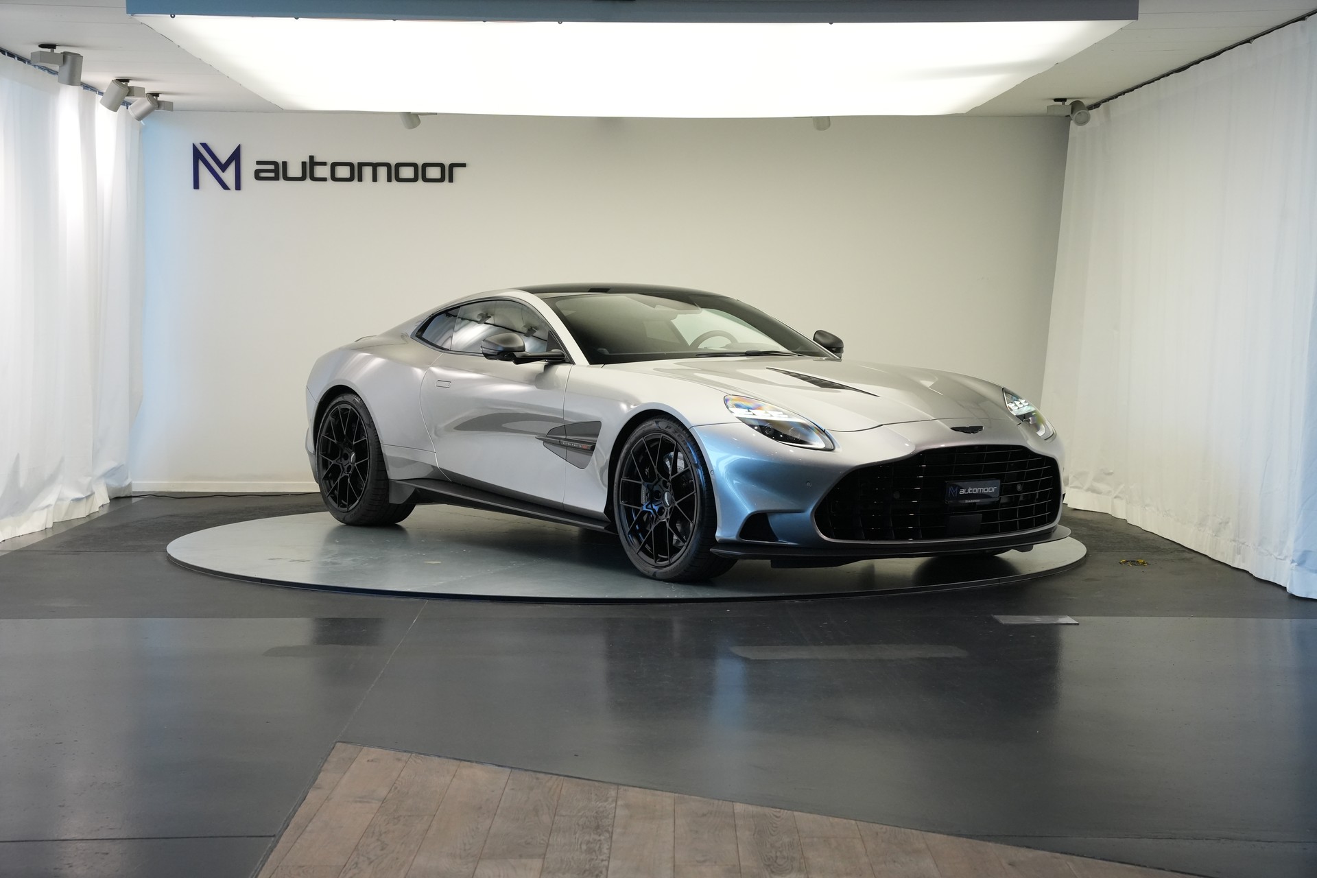 ASTON MARTIN Vanquish 5.2 V12 Bi-Turbo *Full Carbon* *Panorama* *Titanauspuff*-showroom-element-2