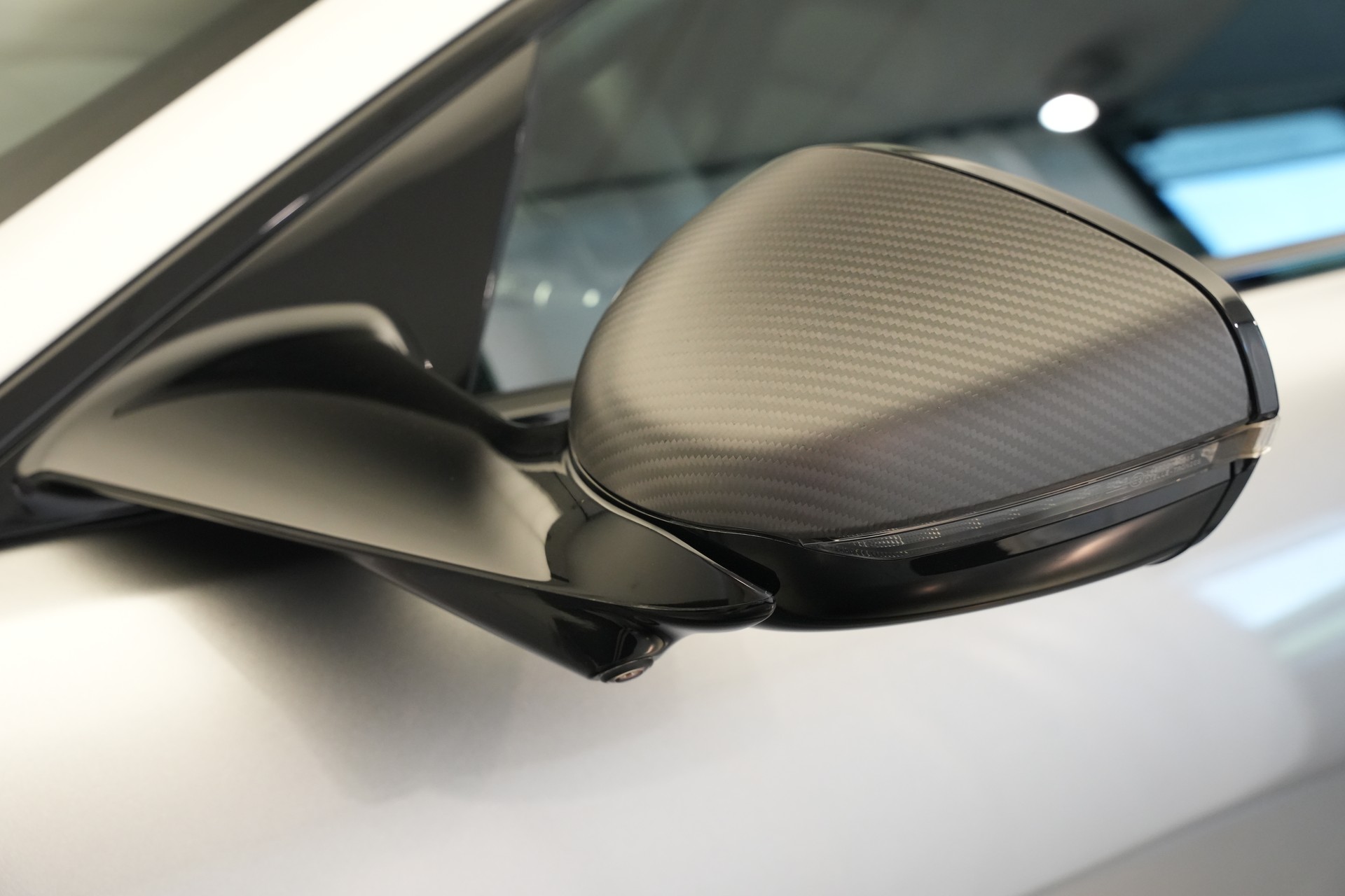 ASTON MARTIN Vanquish 5.2 V12 Bi-Turbo *Full Carbon* *Panorama* *Titanauspuff*-image-11