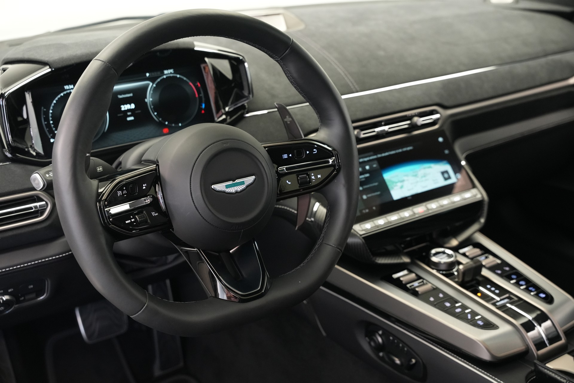 ASTON MARTIN Vanquish 5.2 V12 Bi-Turbo *Full Carbon* *Panorama* *Titanauspuff*-image-18
