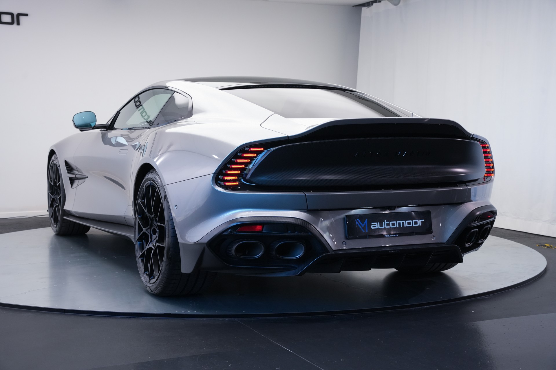 ASTON MARTIN Vanquish 5.2 V12 Bi-Turbo *Full Carbon* *Panorama* *Titanauspuff*-image-37