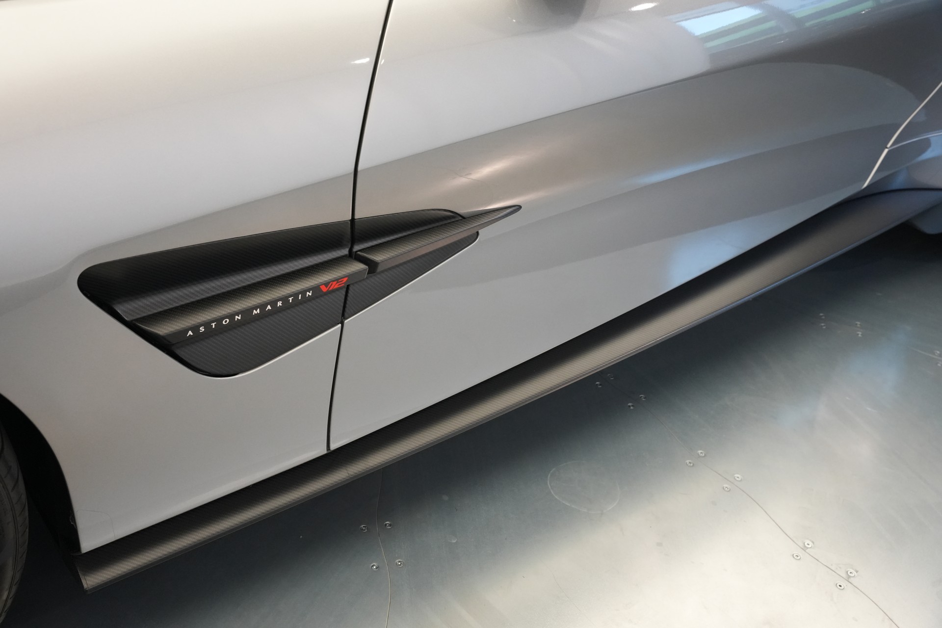ASTON MARTIN Vanquish 5.2 V12 Bi-Turbo *Full Carbon* *Panorama* *Titanauspuff*-image-47