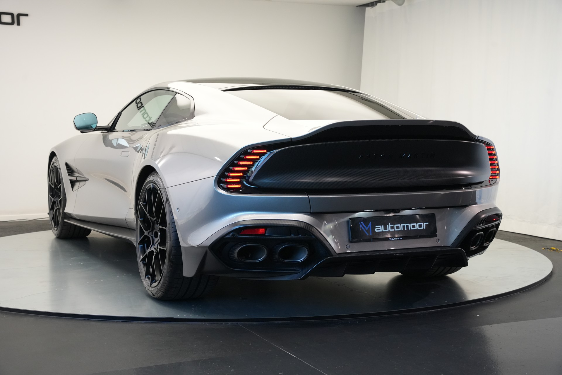ASTON MARTIN Vanquish 5.2 V12 Bi-Turbo *Full Carbon* *Panorama* *Titanauspuff*-image-37