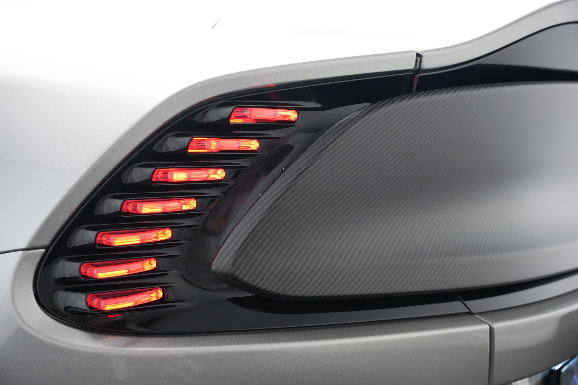 ASTON MARTIN Vanquish 5.2 V12 Bi-Turbo *Full Carbon* *Panorama* *Titanauspuff*-image-13