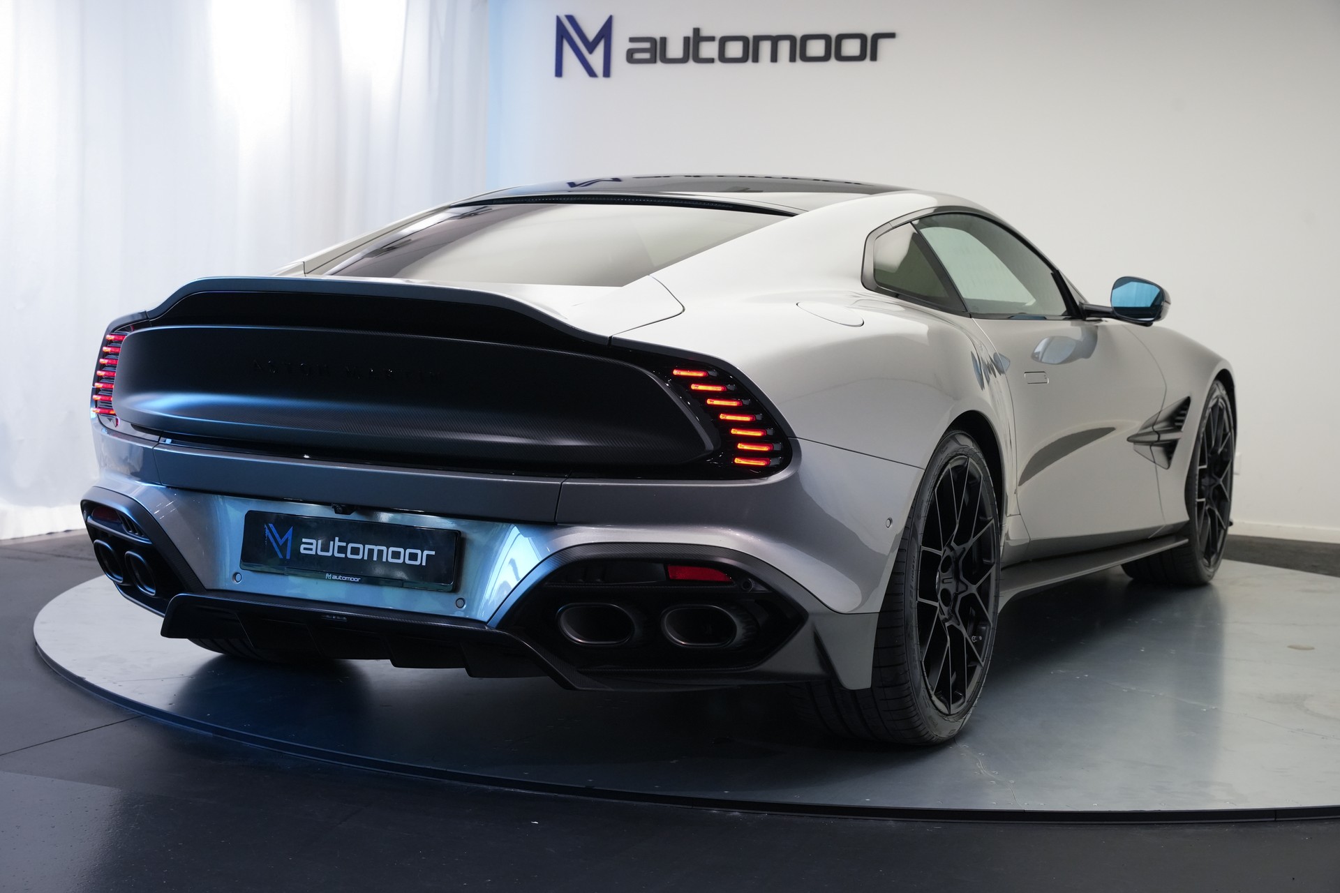 ASTON MARTIN Vanquish 5.2 V12 Bi-Turbo *Full Carbon* *Panorama* *Titanauspuff*-image-38