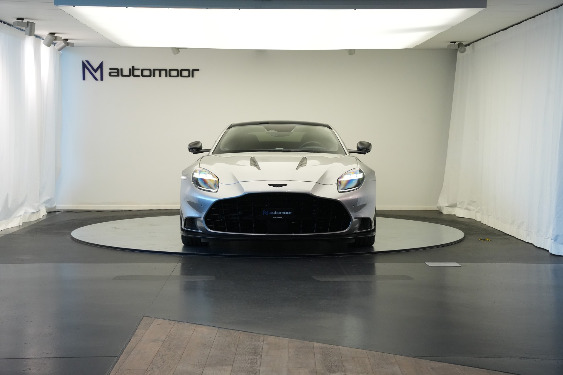 ASTON MARTIN Vanquish 5.2 V12 Bi-Turbo *Full Carbon* *Panorama* *Titanauspuff*-showroom-element-1