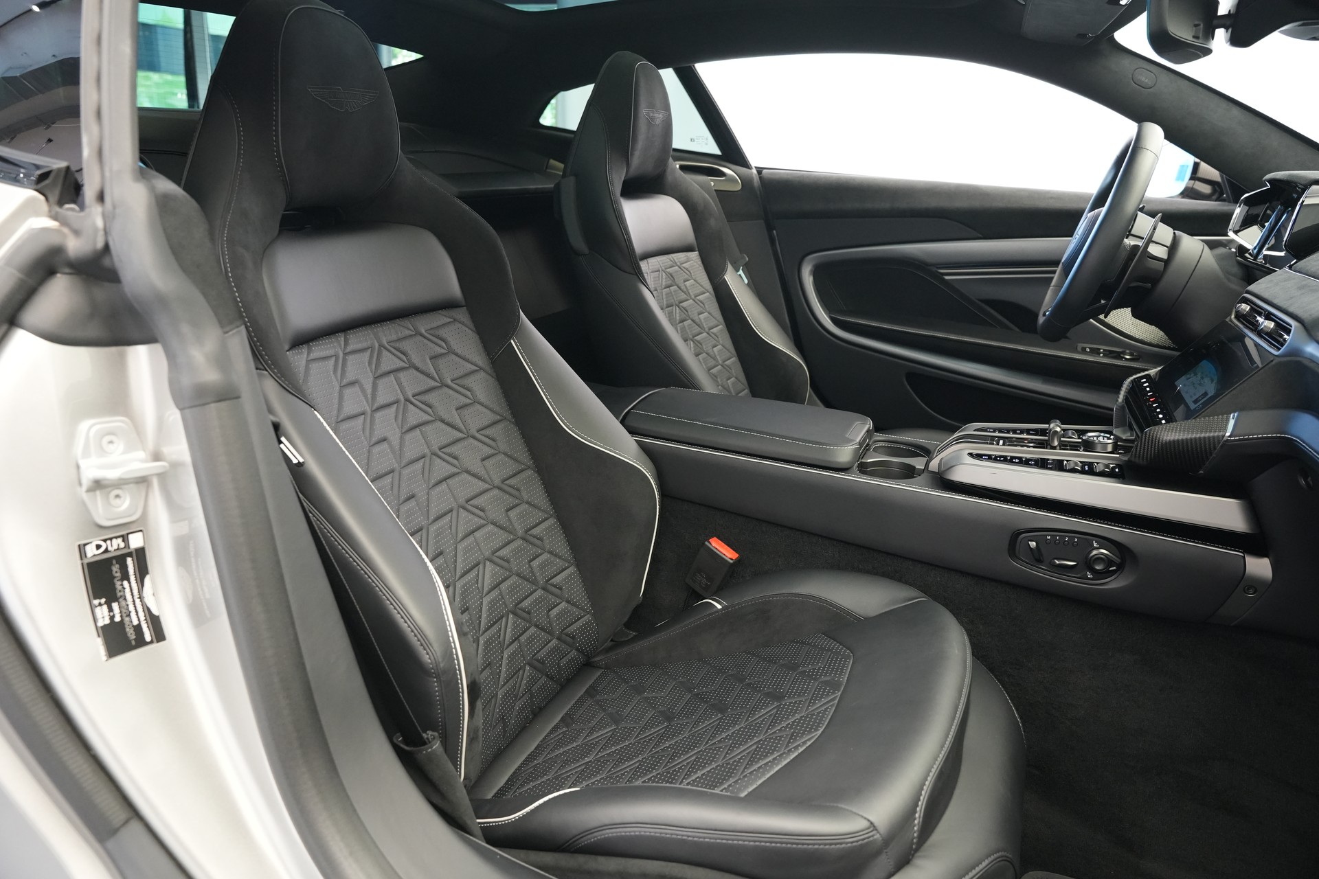 ASTON MARTIN Vanquish 5.2 V12 Bi-Turbo *Full Carbon* *Panorama* *Titanauspuff*-image-17