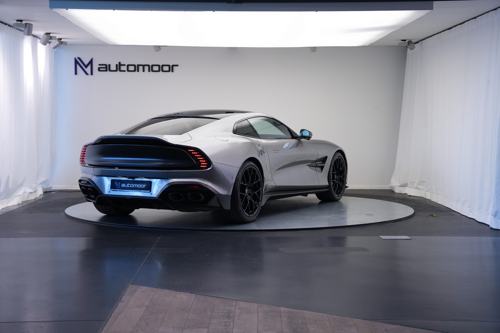 ASTON MARTIN Vanquish 5.2 V12 Bi-Turbo *Full Carbon* *Panorama* *Titanauspuff*-image-4