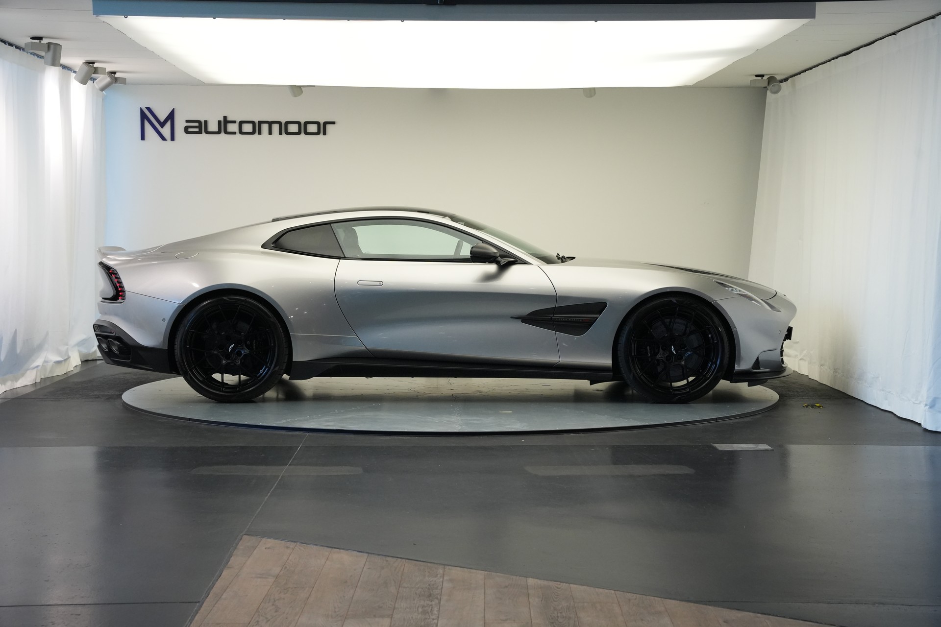 ASTON MARTIN Vanquish 5.2 V12 Bi-Turbo *Full Carbon* *Panorama* *Titanauspuff*-showroom-element-3