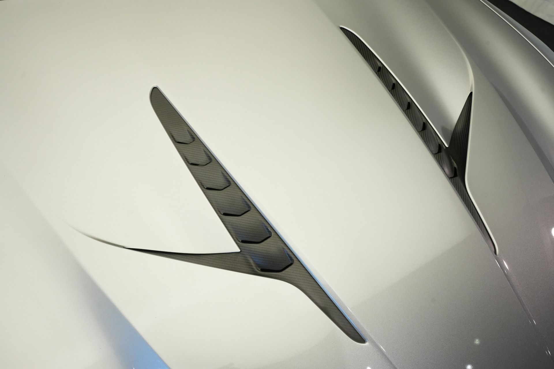ASTON MARTIN Vanquish 5.2 V12 Bi-Turbo *Full Carbon* *Panorama* *Titanauspuff*-image-9