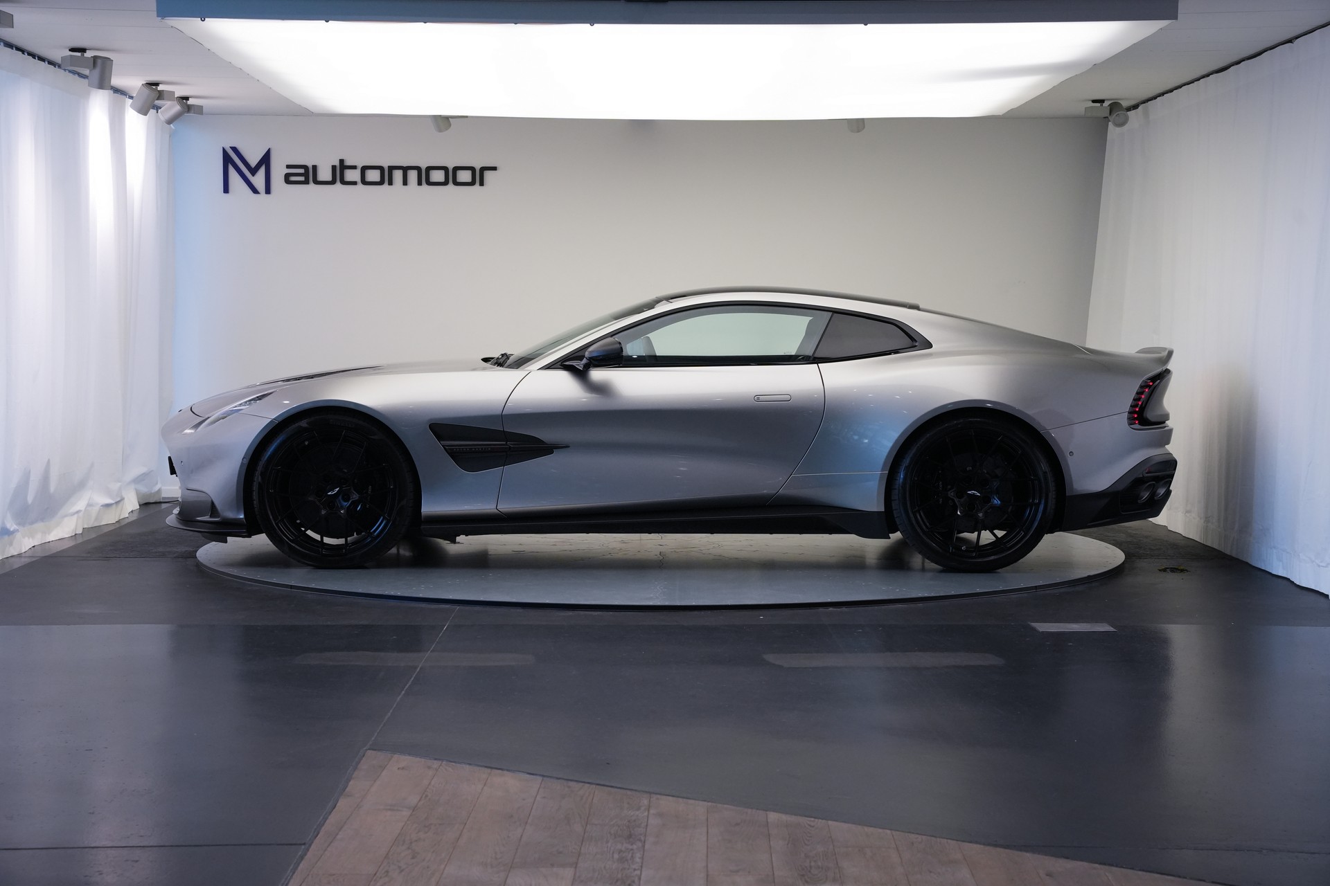 ASTON MARTIN Vanquish 5.2 V12 Bi-Turbo *Full Carbon* *Panorama* *Titanauspuff*-image-7