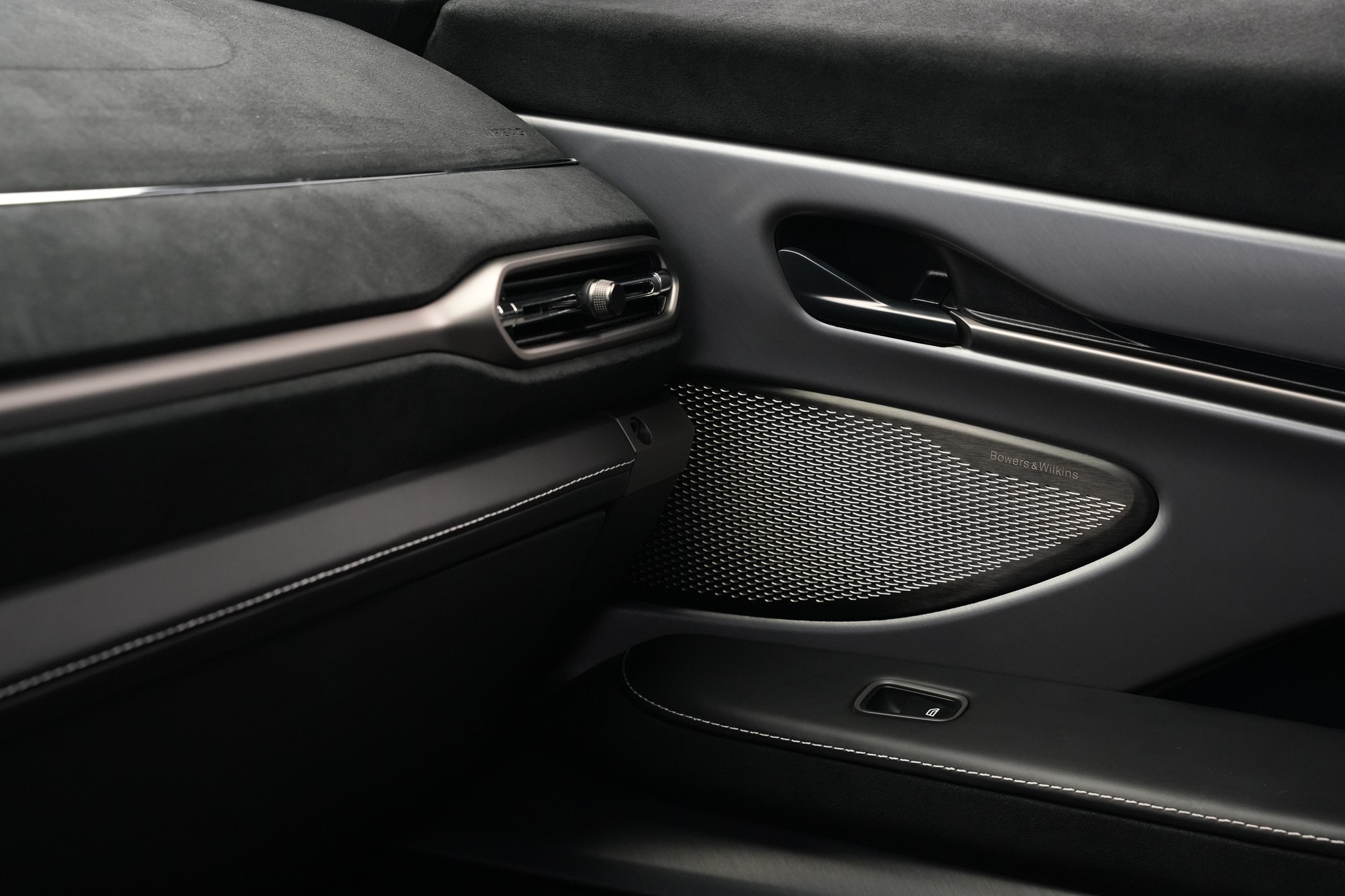ASTON MARTIN Vanquish 5.2 V12 Bi-Turbo *Full Carbon* *Panorama* *Titanauspuff*-image-34
