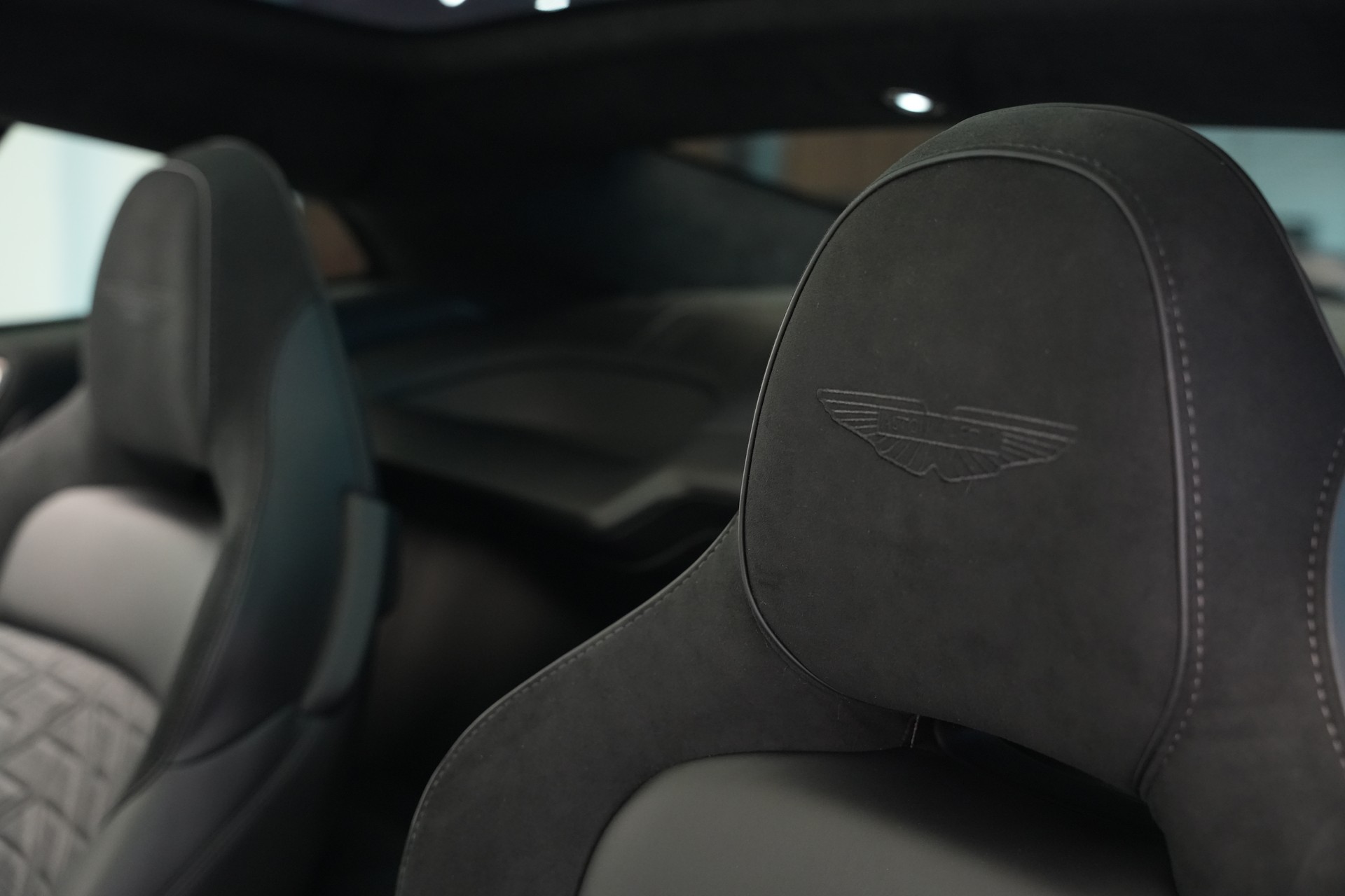 ASTON MARTIN Vanquish 5.2 V12 Bi-Turbo *Full Carbon* *Panorama* *Titanauspuff*-image-19