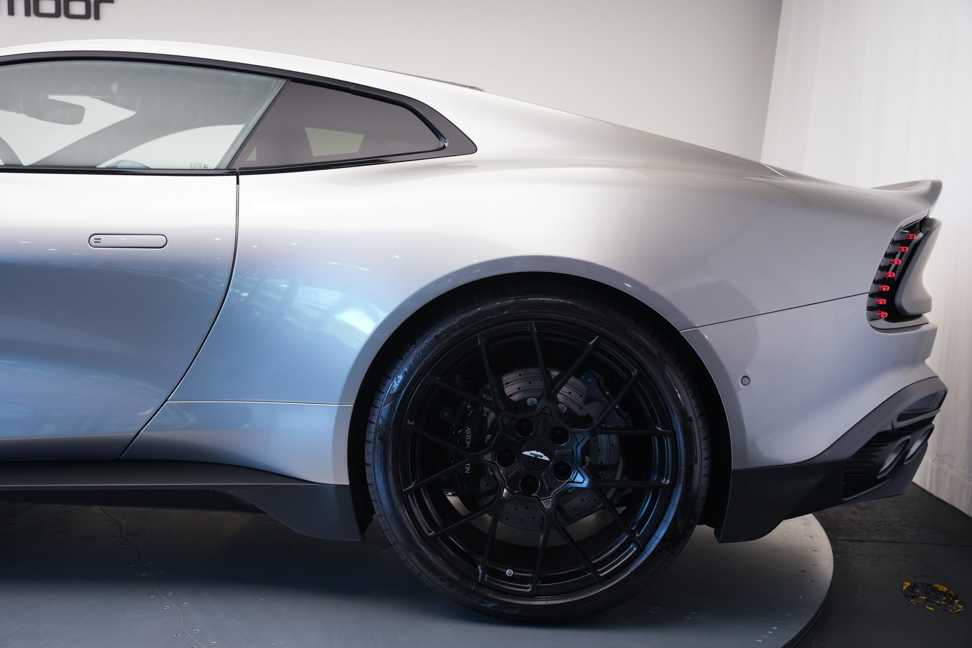 ASTON MARTIN Vanquish 5.2 V12 Bi-Turbo *Full Carbon* *Panorama* *Titanauspuff*-image-40