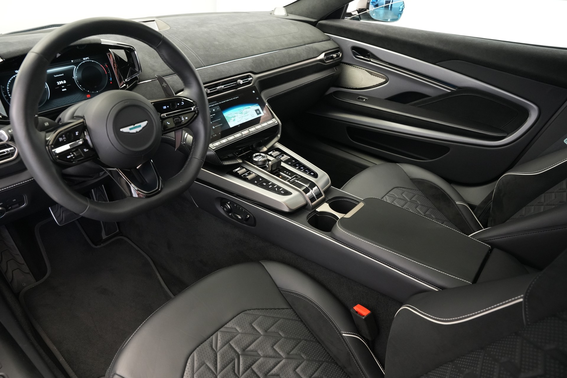 ASTON MARTIN Vanquish 5.2 V12 Bi-Turbo *Full Carbon* *Panorama* *Titanauspuff*-image-14