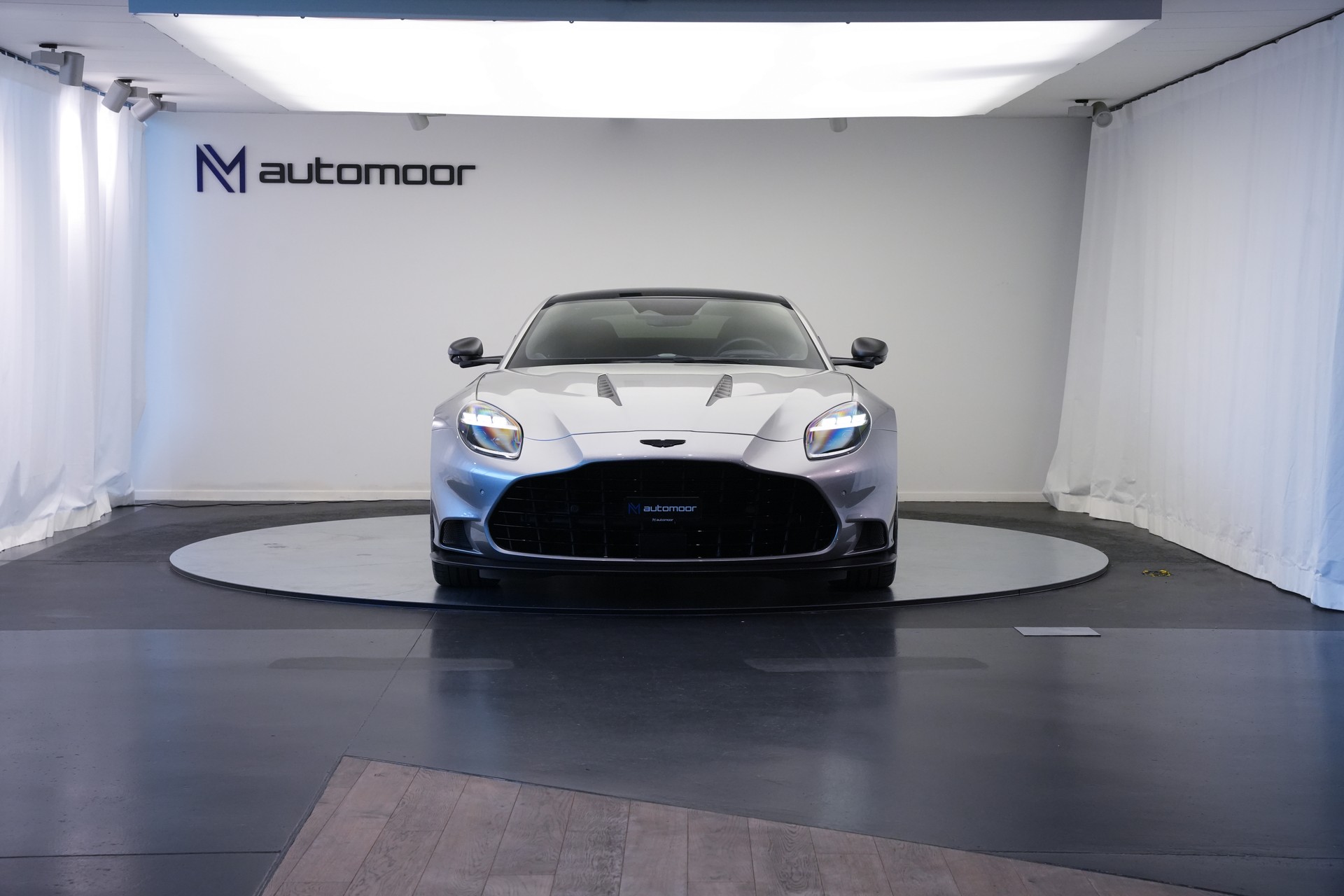 ASTON MARTIN Vanquish 5.2 V12 Bi-Turbo *Full Carbon* *Panorama* *Titanauspuff*-image-1