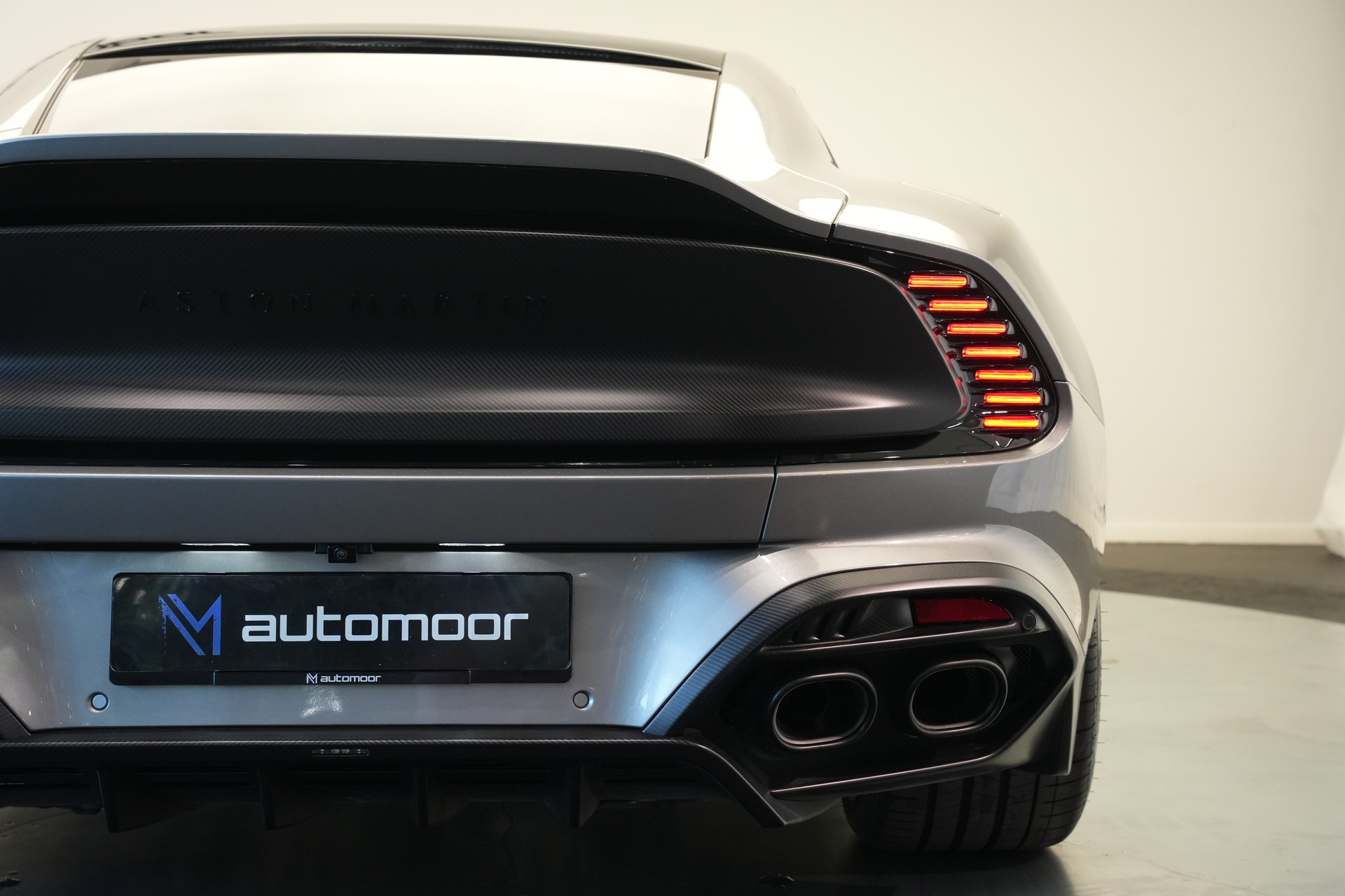 ASTON MARTIN Vanquish 5.2 V12 Bi-Turbo *Full Carbon* *Panorama* *Titanauspuff*-image-36