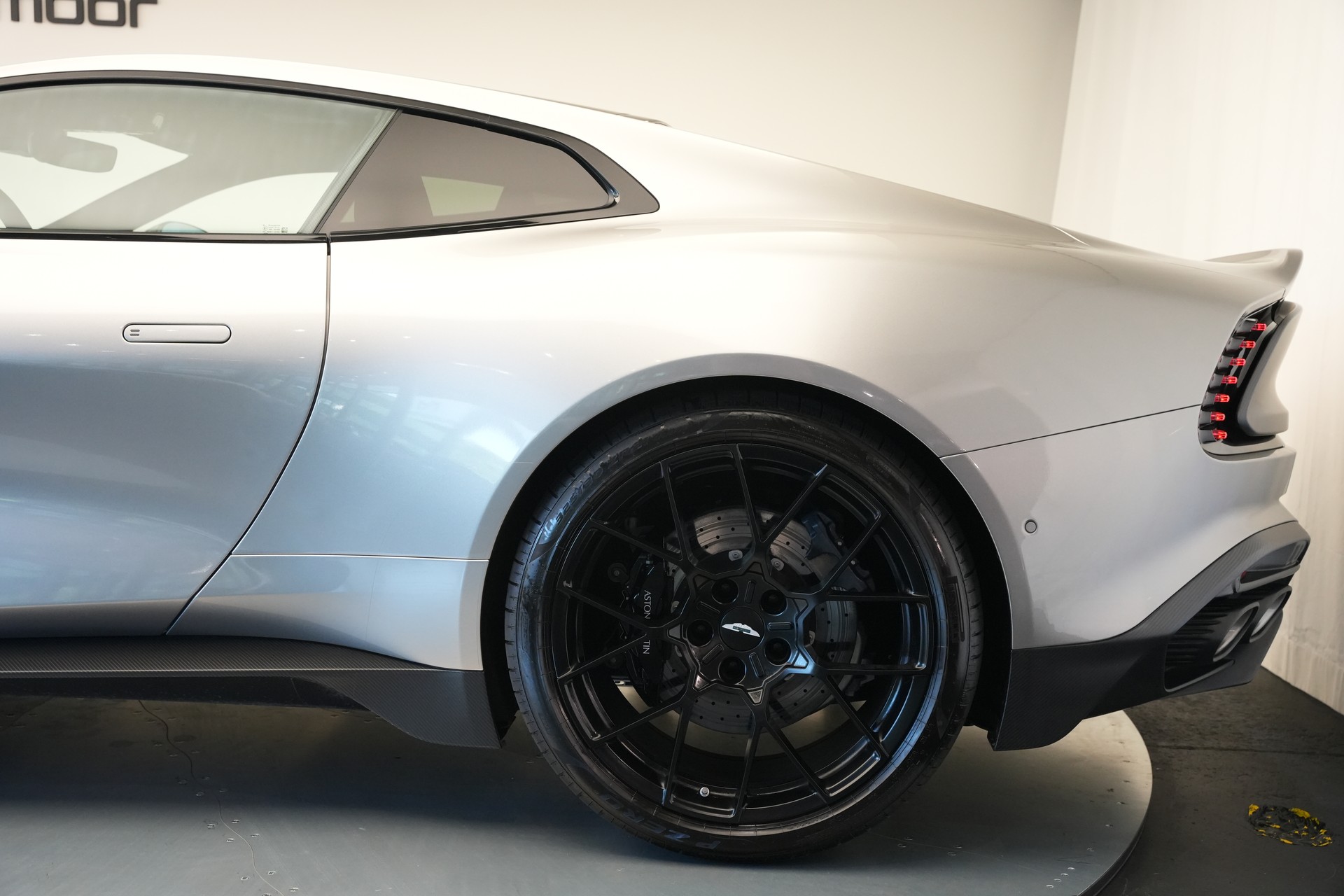 ASTON MARTIN Vanquish 5.2 V12 Bi-Turbo *Full Carbon* *Panorama* *Titanauspuff*-image-40