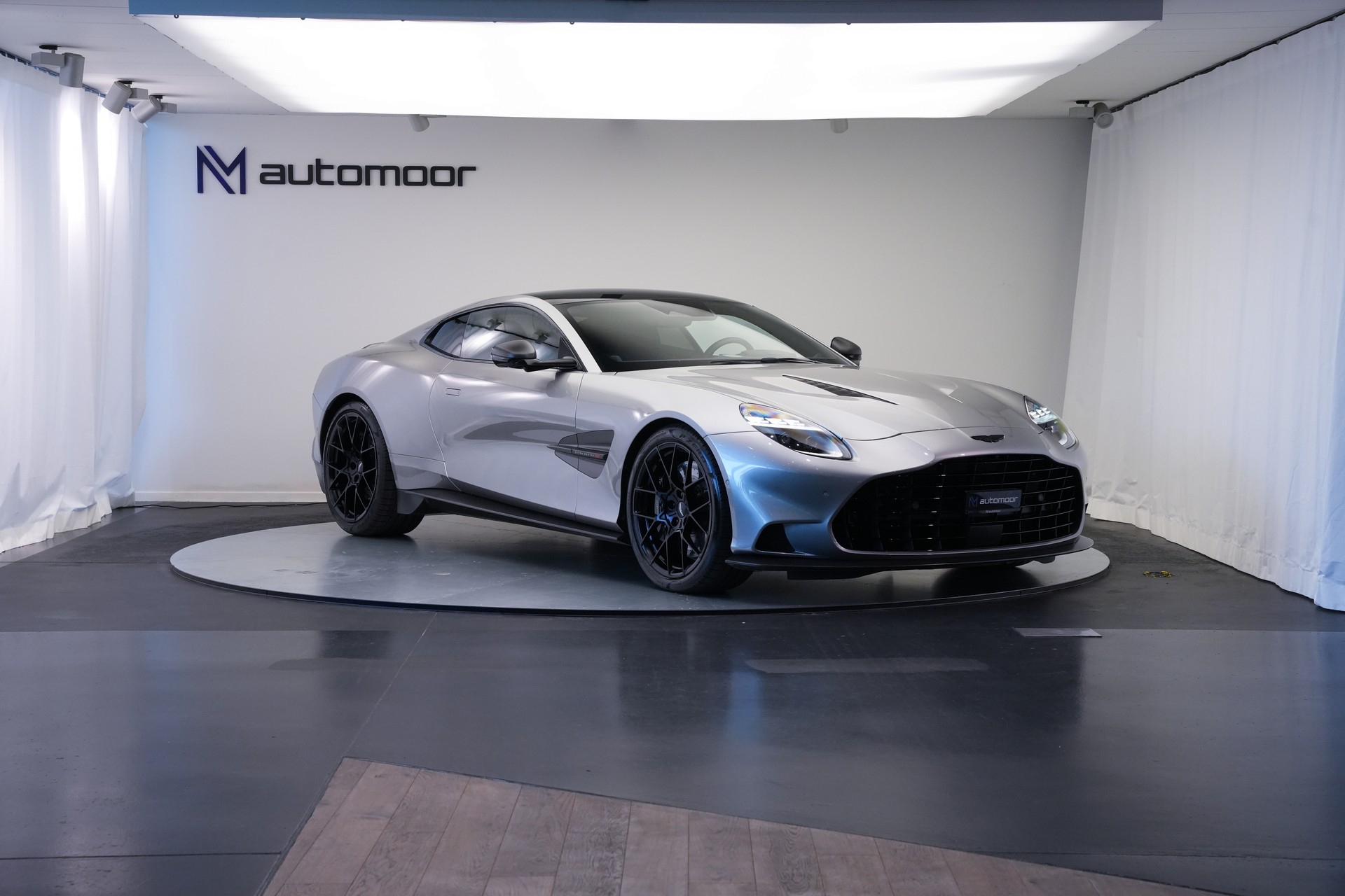 ASTON MARTIN Vanquish 5.2 V12 Bi-Turbo *Full Carbon* *Panorama* *Titanauspuff*-image-2
