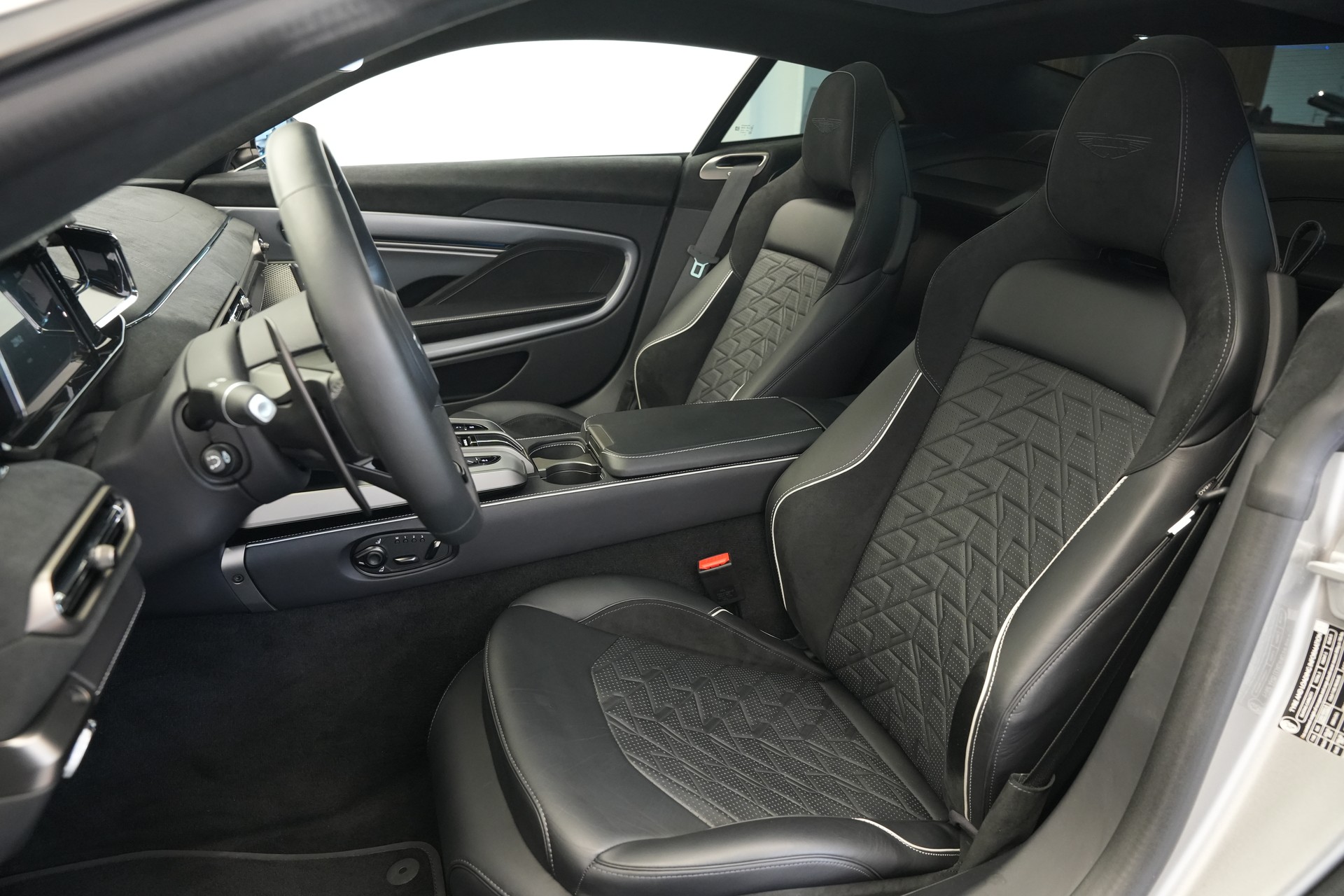 ASTON MARTIN Vanquish 5.2 V12 Bi-Turbo *Full Carbon* *Panorama* *Titanauspuff*-image-16
