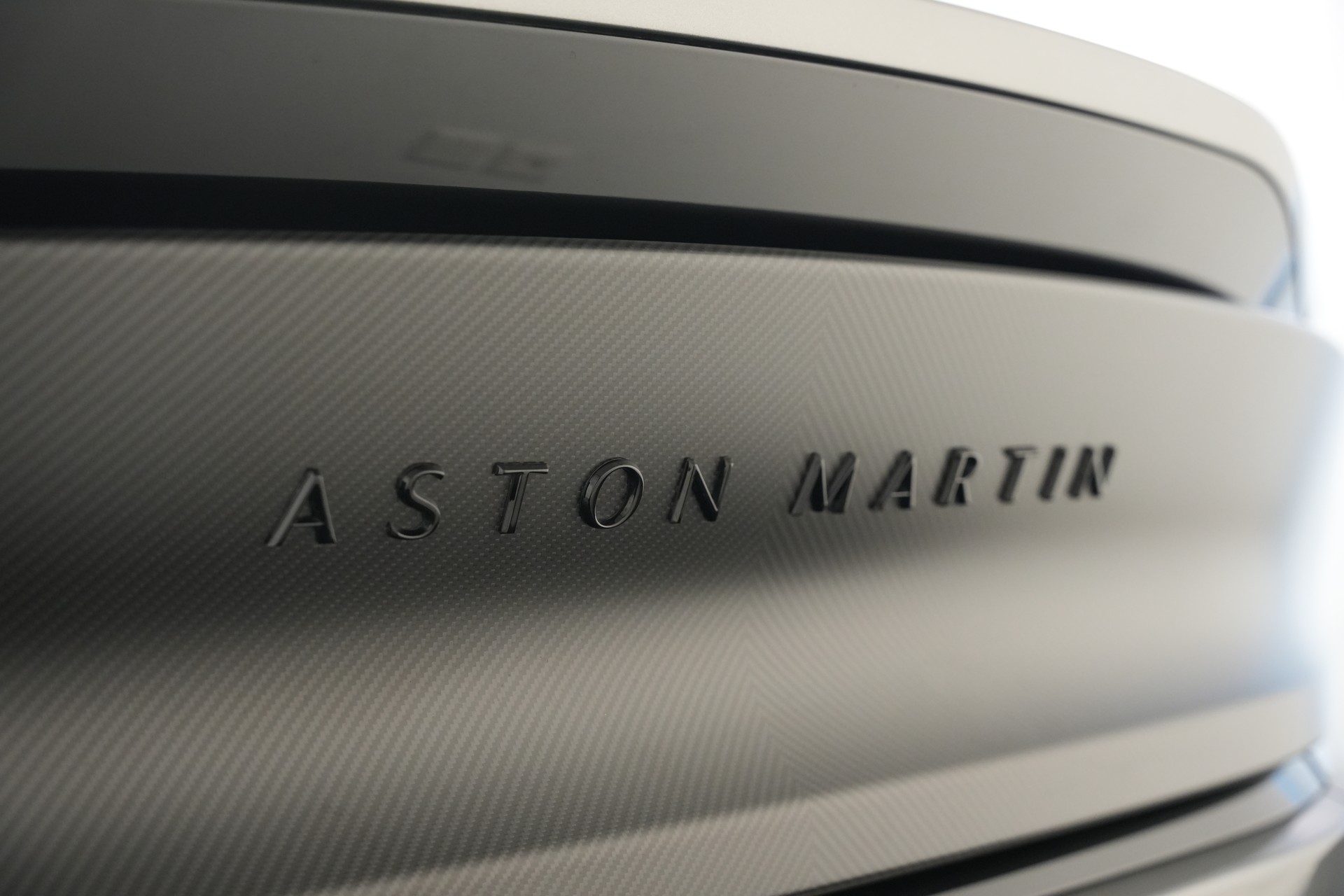 ASTON MARTIN Vanquish 5.2 V12 Bi-Turbo *Full Carbon* *Panorama* *Titanauspuff*-image-12