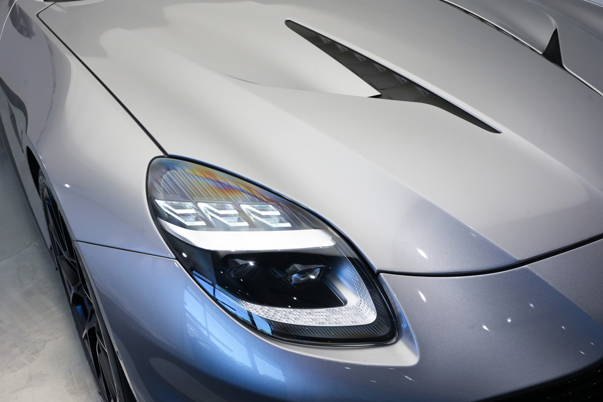 ASTON MARTIN Vanquish 5.2 V12 Bi-Turbo *Full Carbon* *Panorama* *Titanauspuff*-image-45