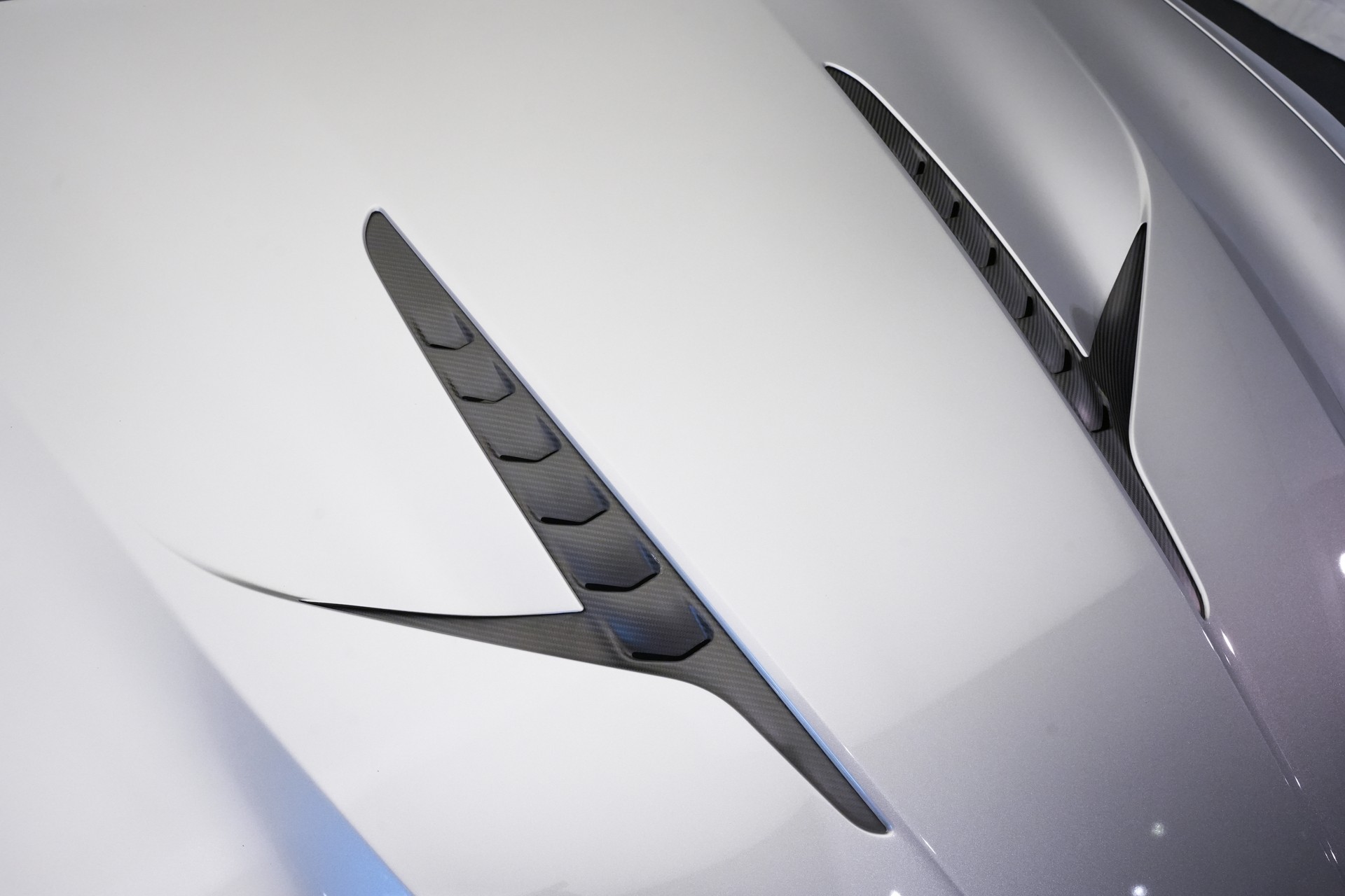 ASTON MARTIN Vanquish 5.2 V12 Bi-Turbo *Full Carbon* *Panorama* *Titanauspuff*-image-9