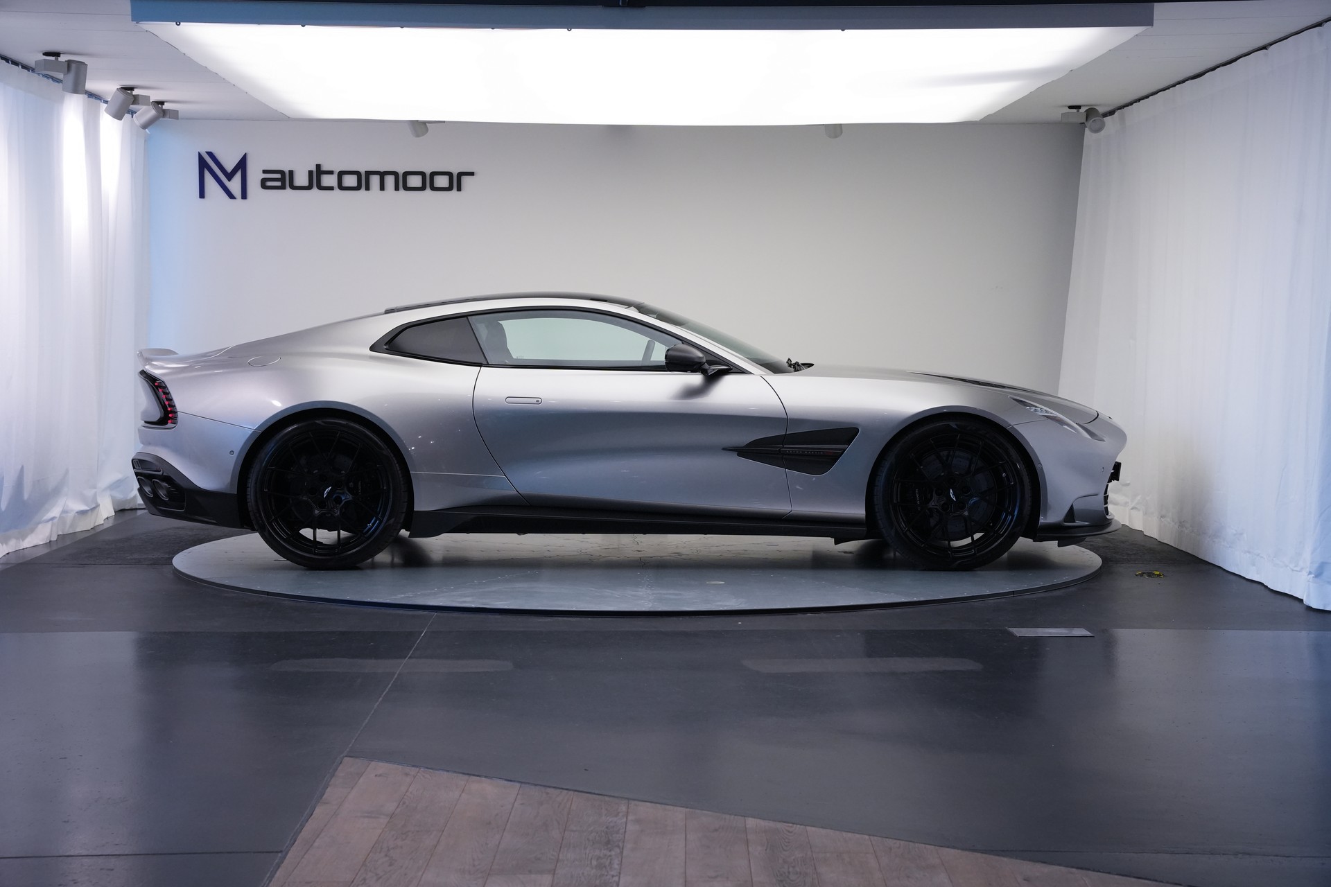 ASTON MARTIN Vanquish 5.2 V12 Bi-Turbo *Full Carbon* *Panorama* *Titanauspuff*-image-3