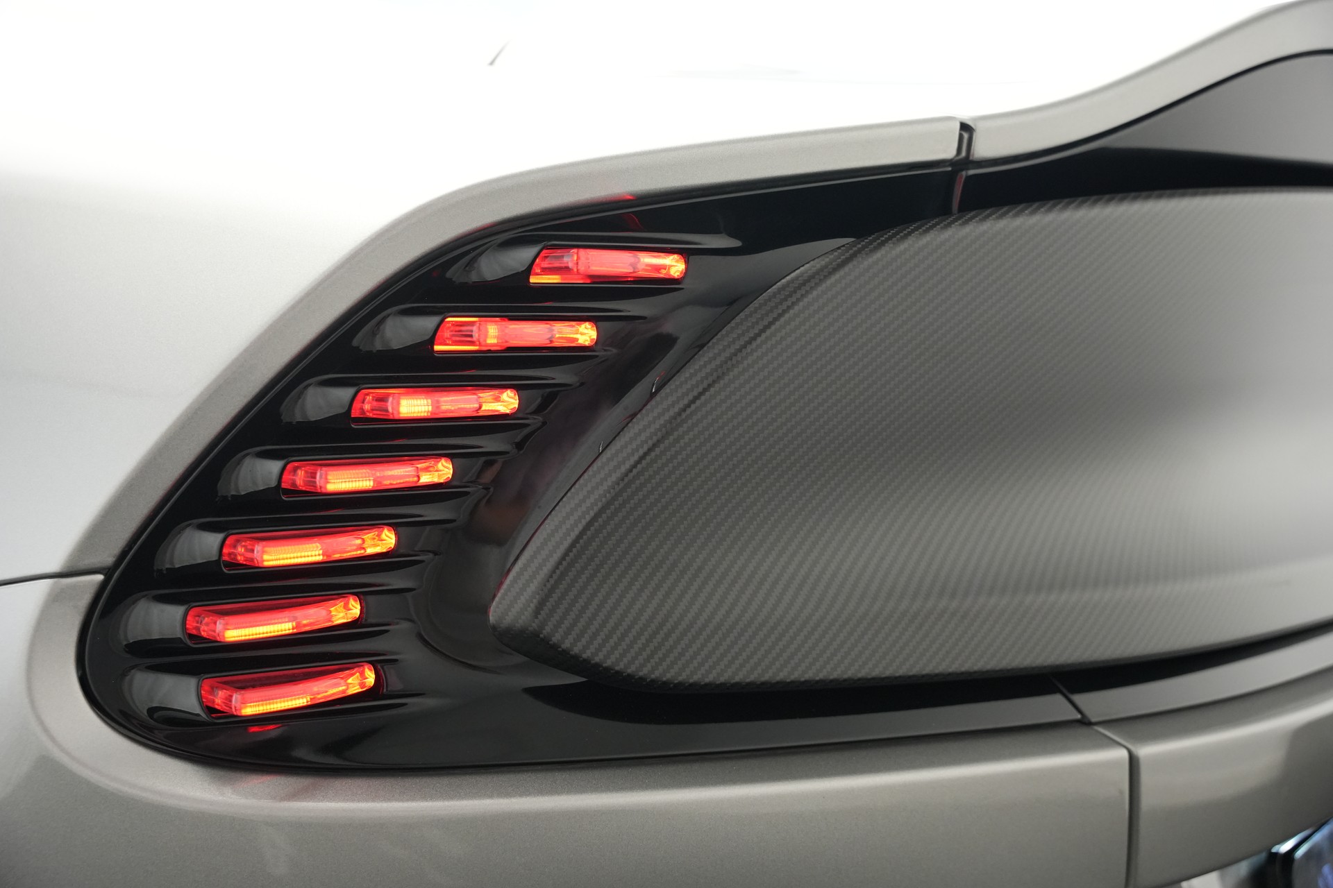 ASTON MARTIN Vanquish 5.2 V12 Bi-Turbo *Full Carbon* *Panorama* *Titanauspuff*-image-13