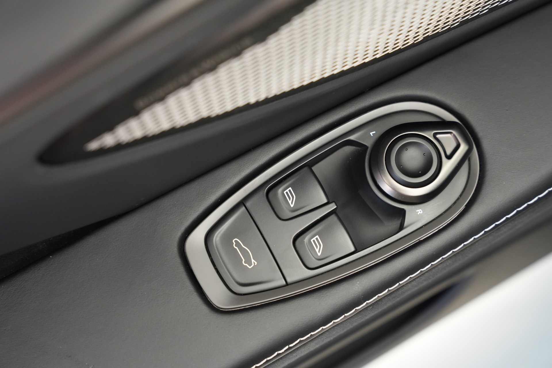 ASTON MARTIN Vanquish 5.2 V12 Bi-Turbo *Full Carbon* *Panorama* *Titanauspuff*-image-26