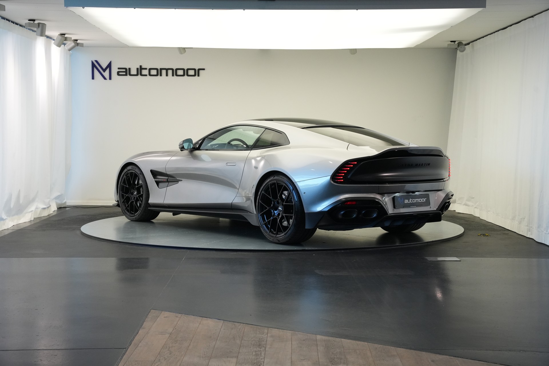 ASTON MARTIN Vanquish 5.2 V12 Bi-Turbo *Full Carbon* *Panorama* *Titanauspuff*-image-6