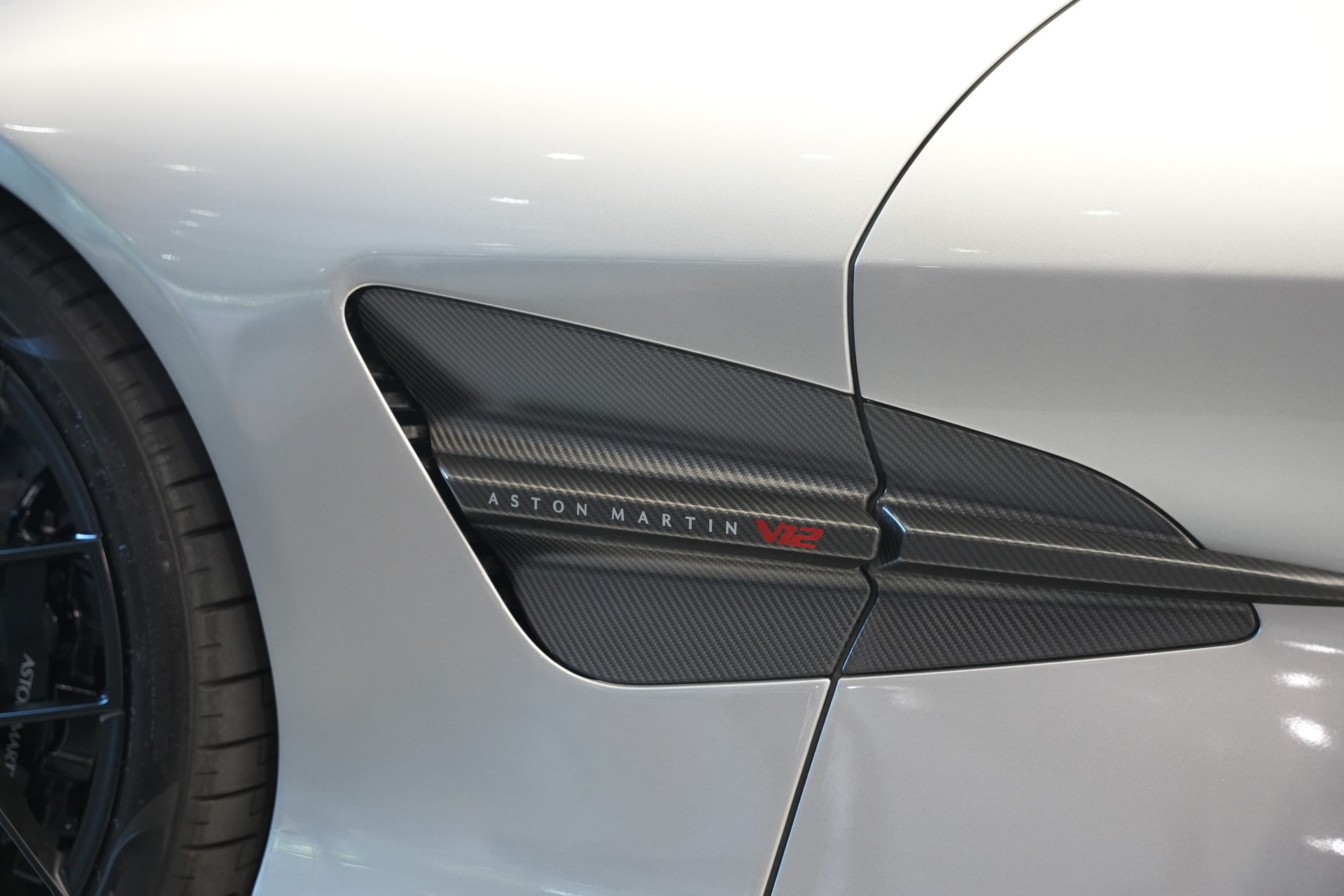 ASTON MARTIN Vanquish 5.2 V12 Bi-Turbo *Full Carbon* *Panorama* *Titanauspuff*-image-10