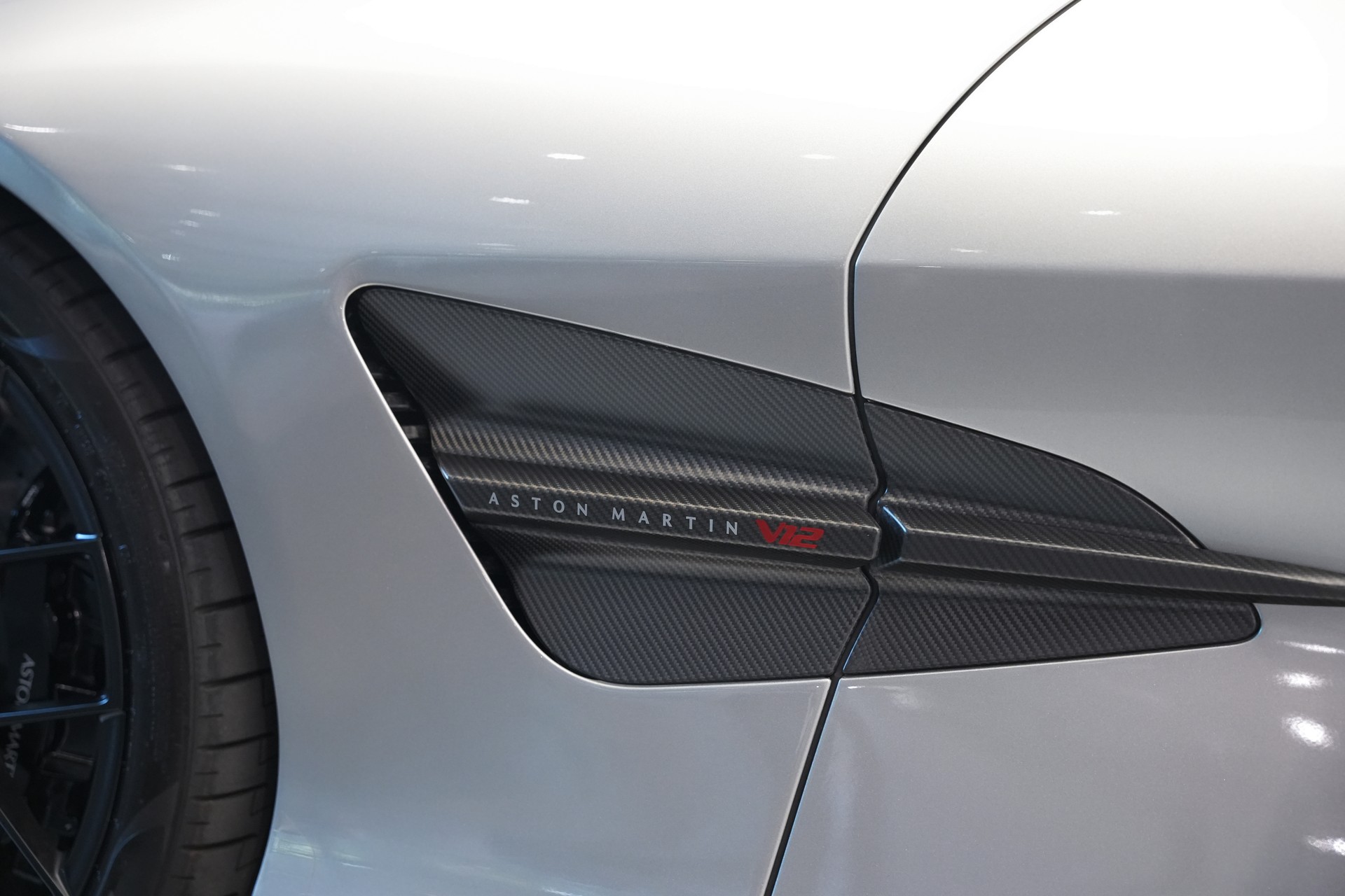 ASTON MARTIN Vanquish 5.2 V12 Bi-Turbo *Full Carbon* *Panorama* *Titanauspuff*-image-10